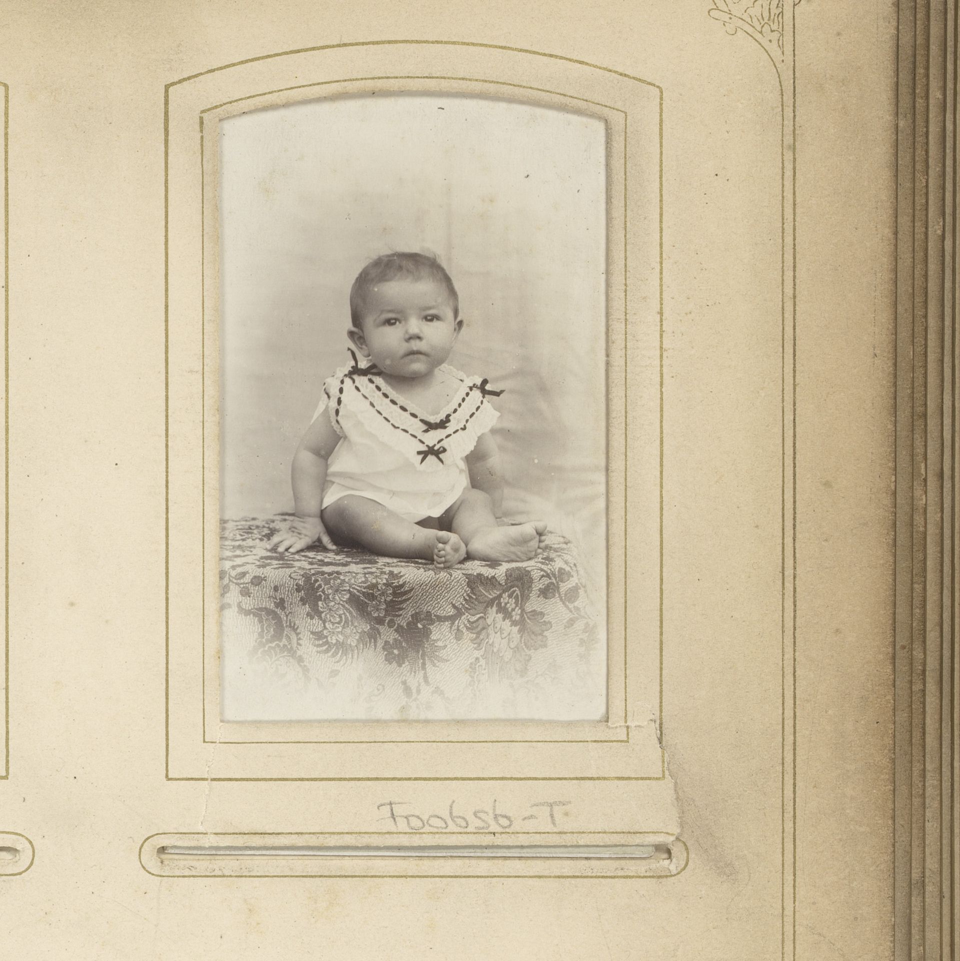 Portret van een zittende baby, aangeduid als Paul Verstraete by G. Lievens