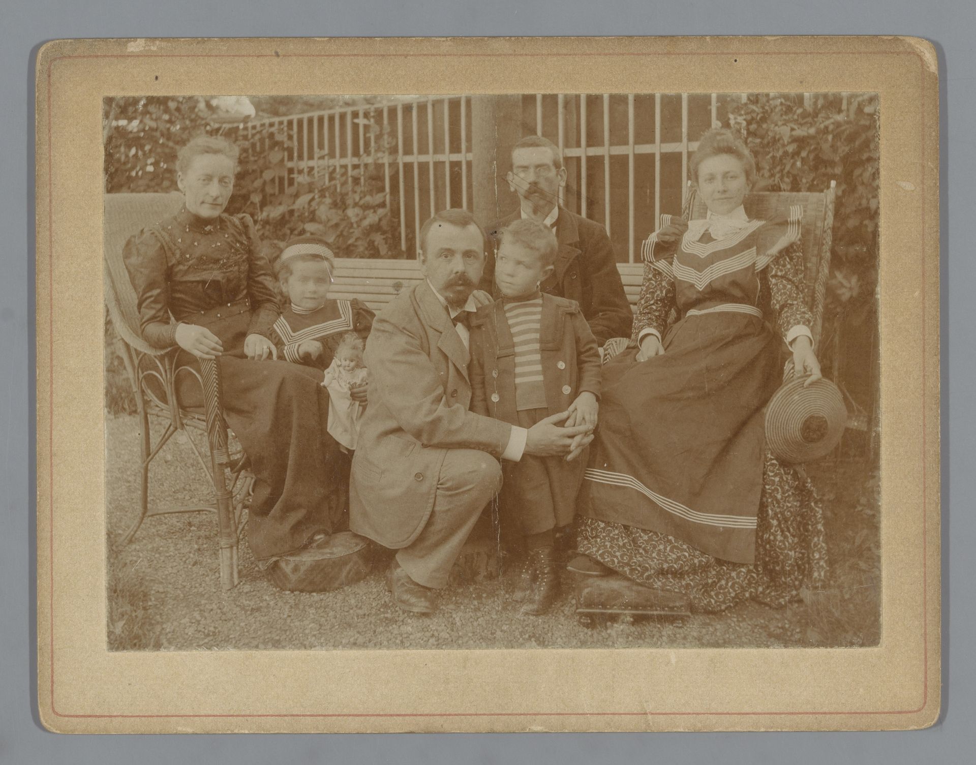 Groepsportret van de familie Van der Kop in een tuin by Willem Carel van der Kop