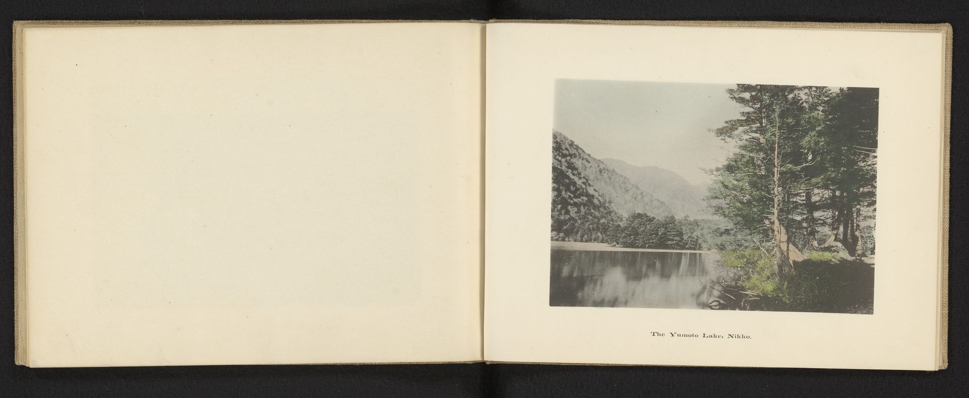 Gezicht op een meer in Japan, vermoedelijk het Yunokomeer bij Nikko by Kōzaburō Tamamura