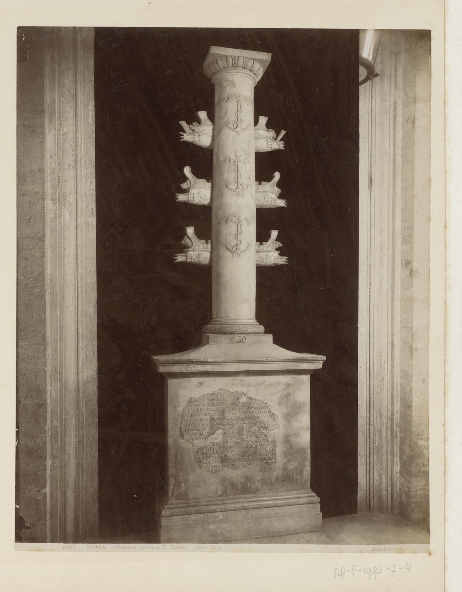 Zuil met scheepsboegen in de Capitolijnse Musea te Rome by James Anderson