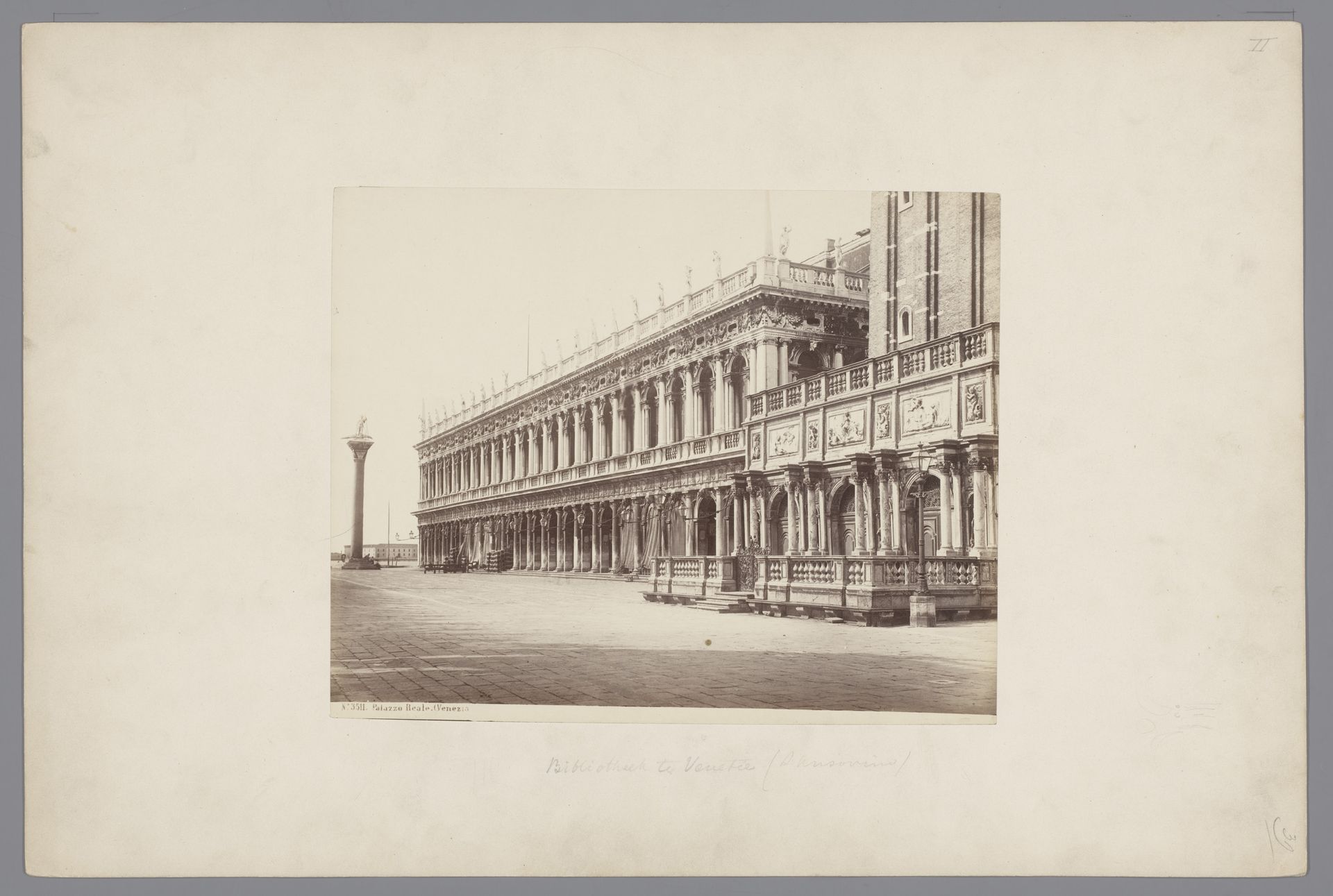 Gezicht op het Piazzetta en Palazzo Reale waar de Libreria Vecchia gehuisvest is, Venetië, Italië by Giorgio Sommer