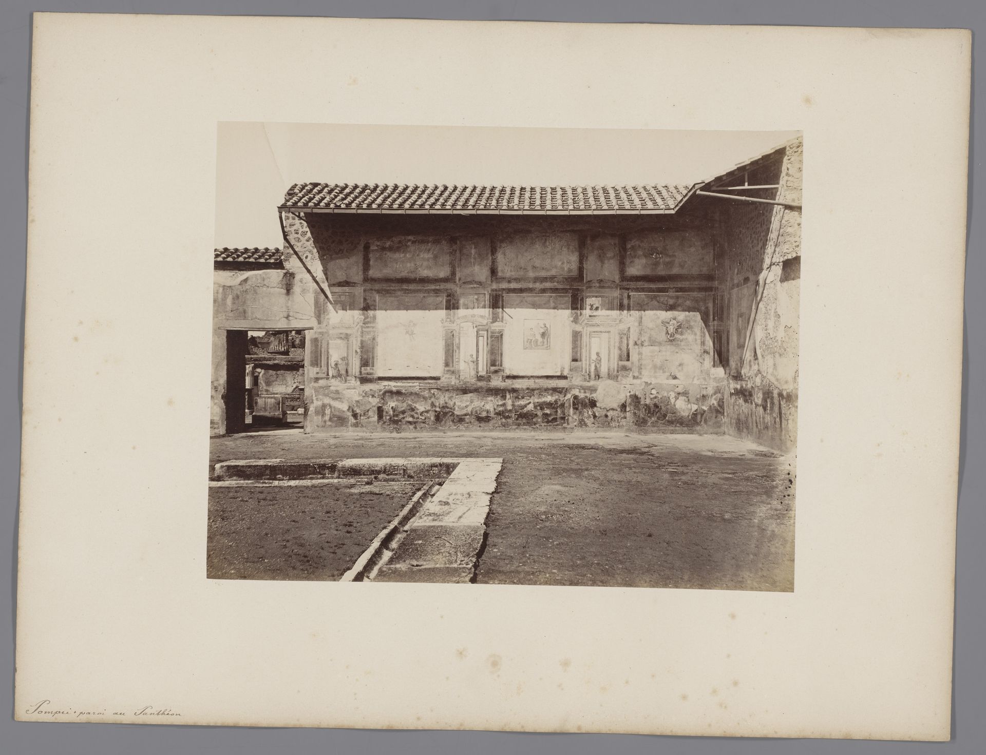 Restanten van de Tempel van Augustus te Pompeï, Italië by Giorgio Sommer