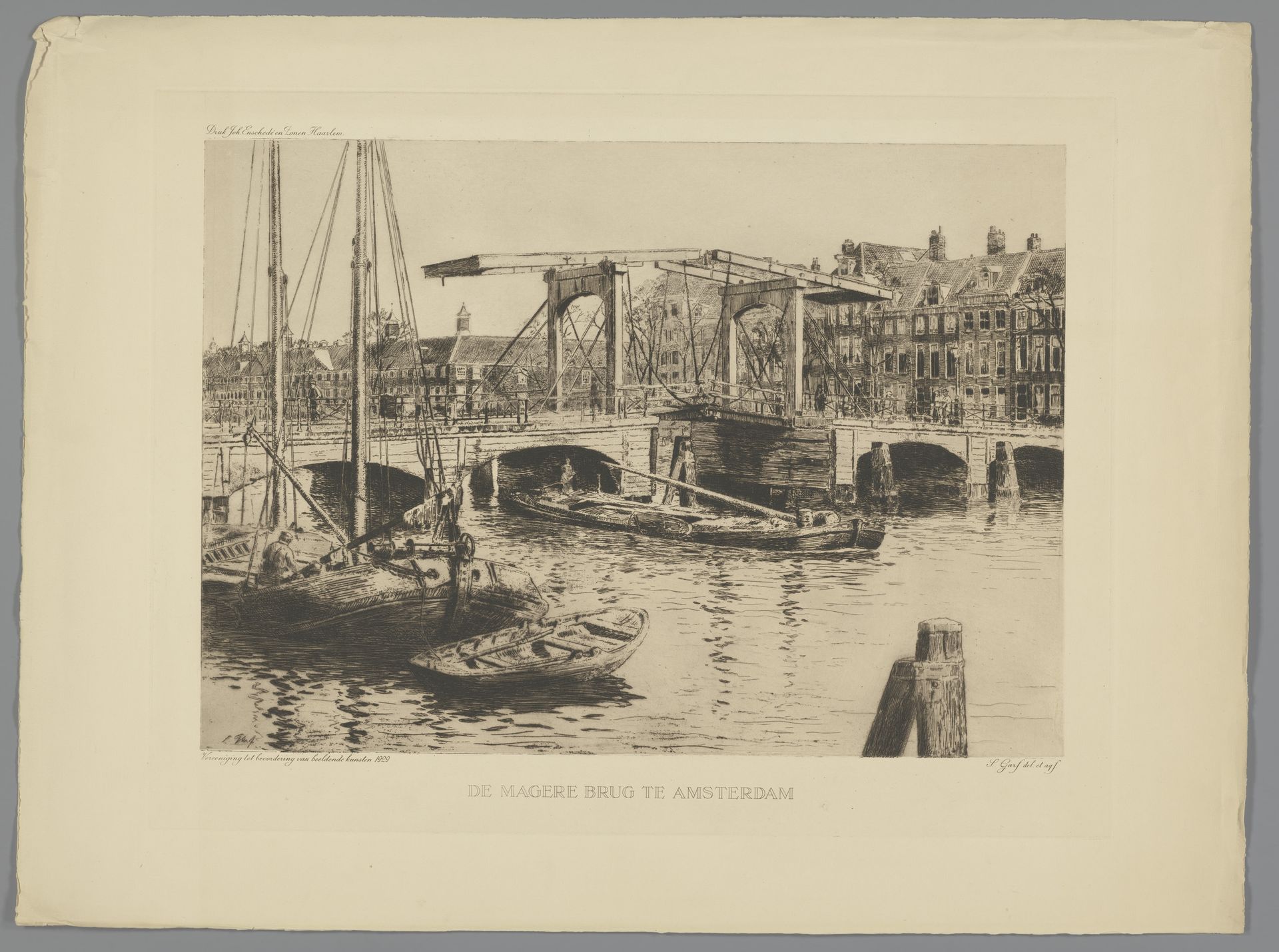 Gezicht op de Magere Brug te Amsterdam by Salomon Garf