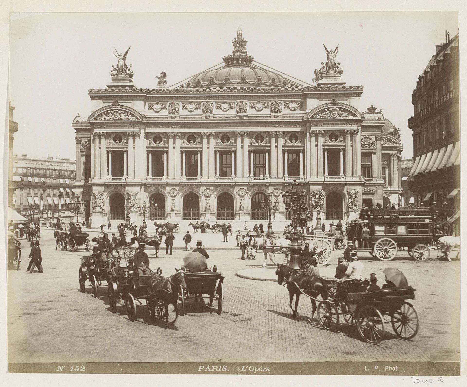 Exterieur van de Opera van Parijs met voorbijgangers, koetsen en een paardentram by Louis Antoine Pamard