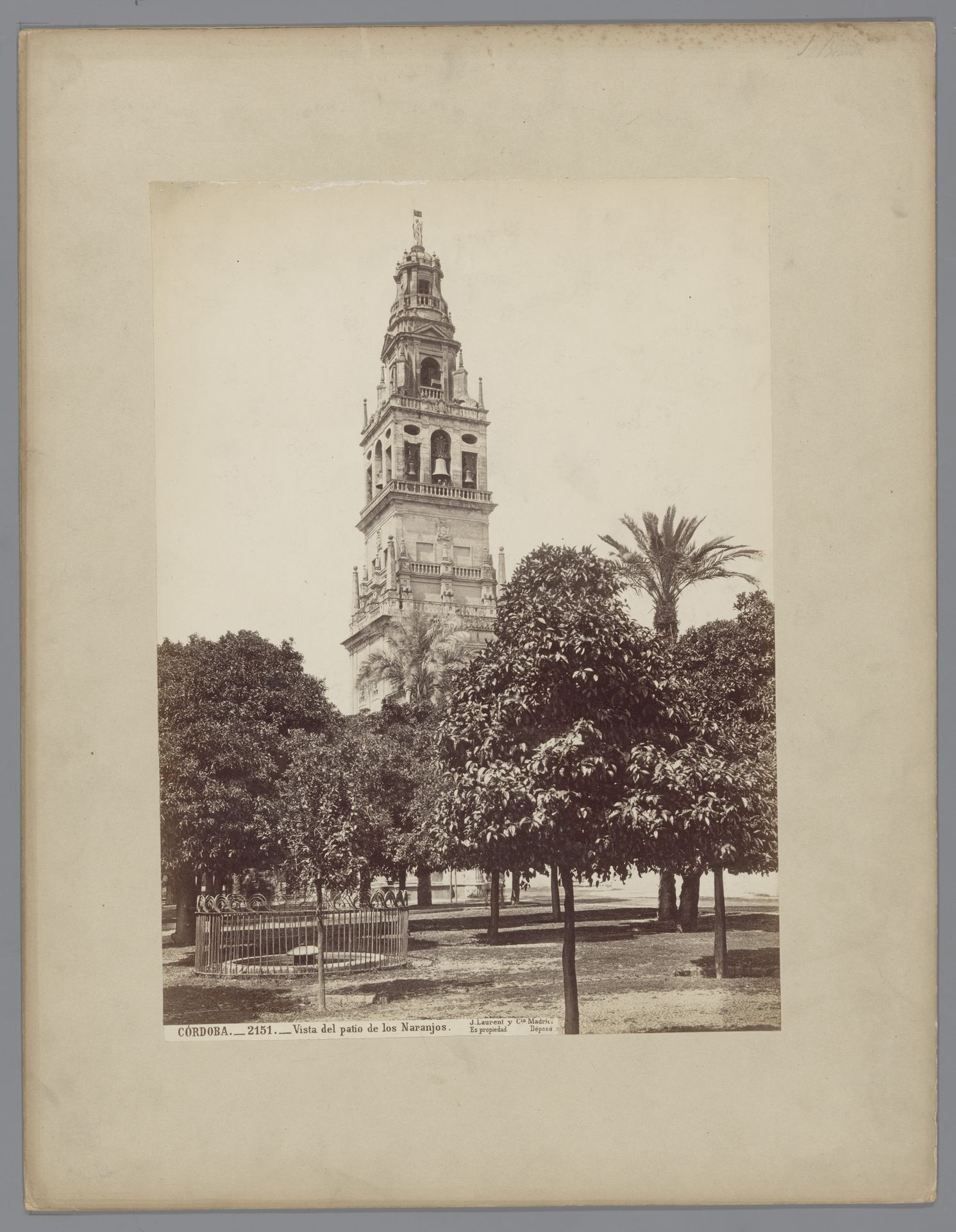 Gezicht op de klokkentoren van de Mezquita te Córdoba, met sinaasappelbomen op de voorgrond by Juan Laurent