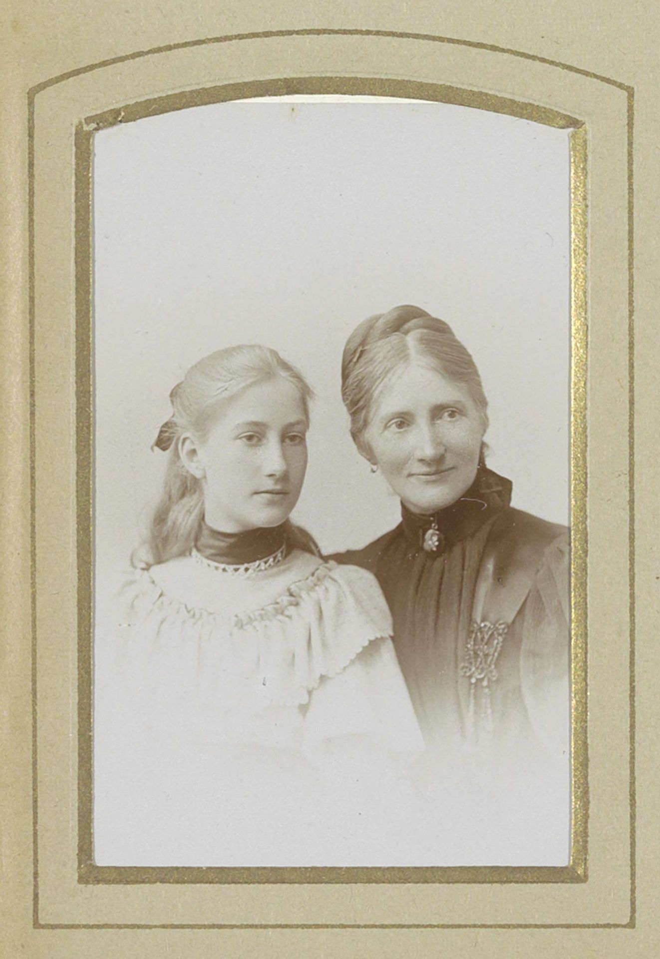 Portret van mevrouw Schmidt van Gelder-Coster en Jet Boelen by Albert Greiner
