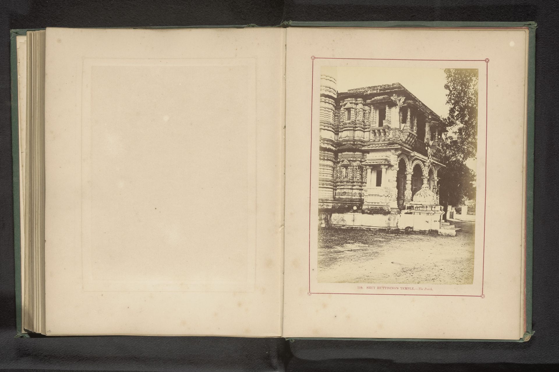 Gezicht op de Hutheesingtempel in Ahmedabad by Thomas Biggs