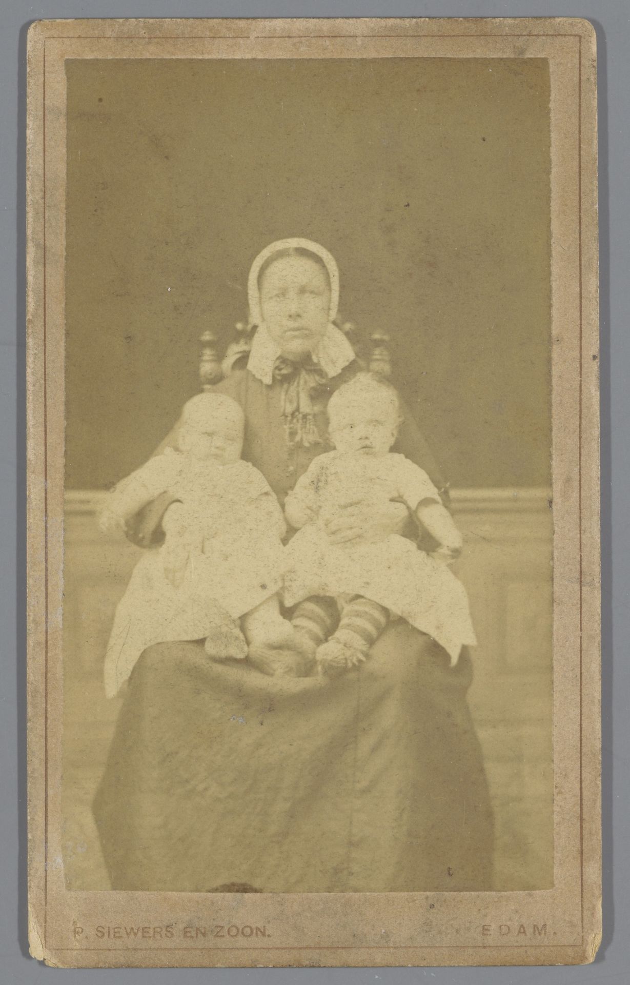 Portret van een onbekende vrouw met twee baby's by P. Siewers & Zoon