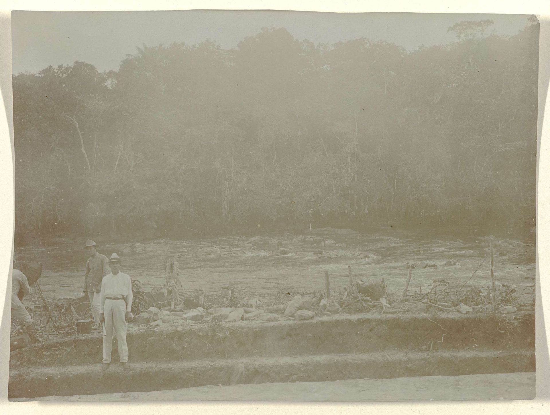 Aanleg van een spoorweg bij de Sarakreek in Suriname by Jacob Evert Wesenhagen