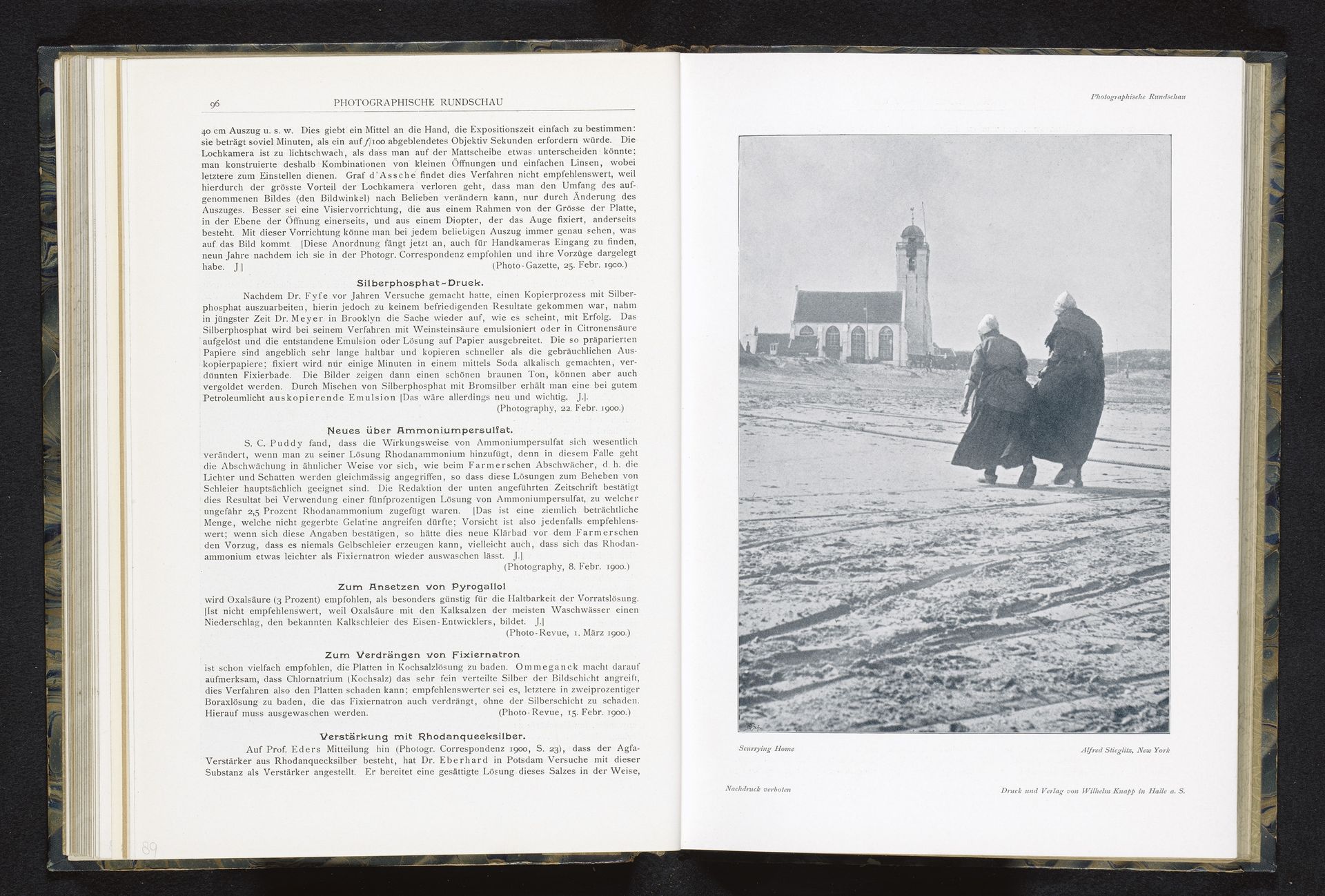 Gezicht op twee onbekende vrouwen die over het strand wandelen met op de achtergrond een kerk by Alfred Stieglitz