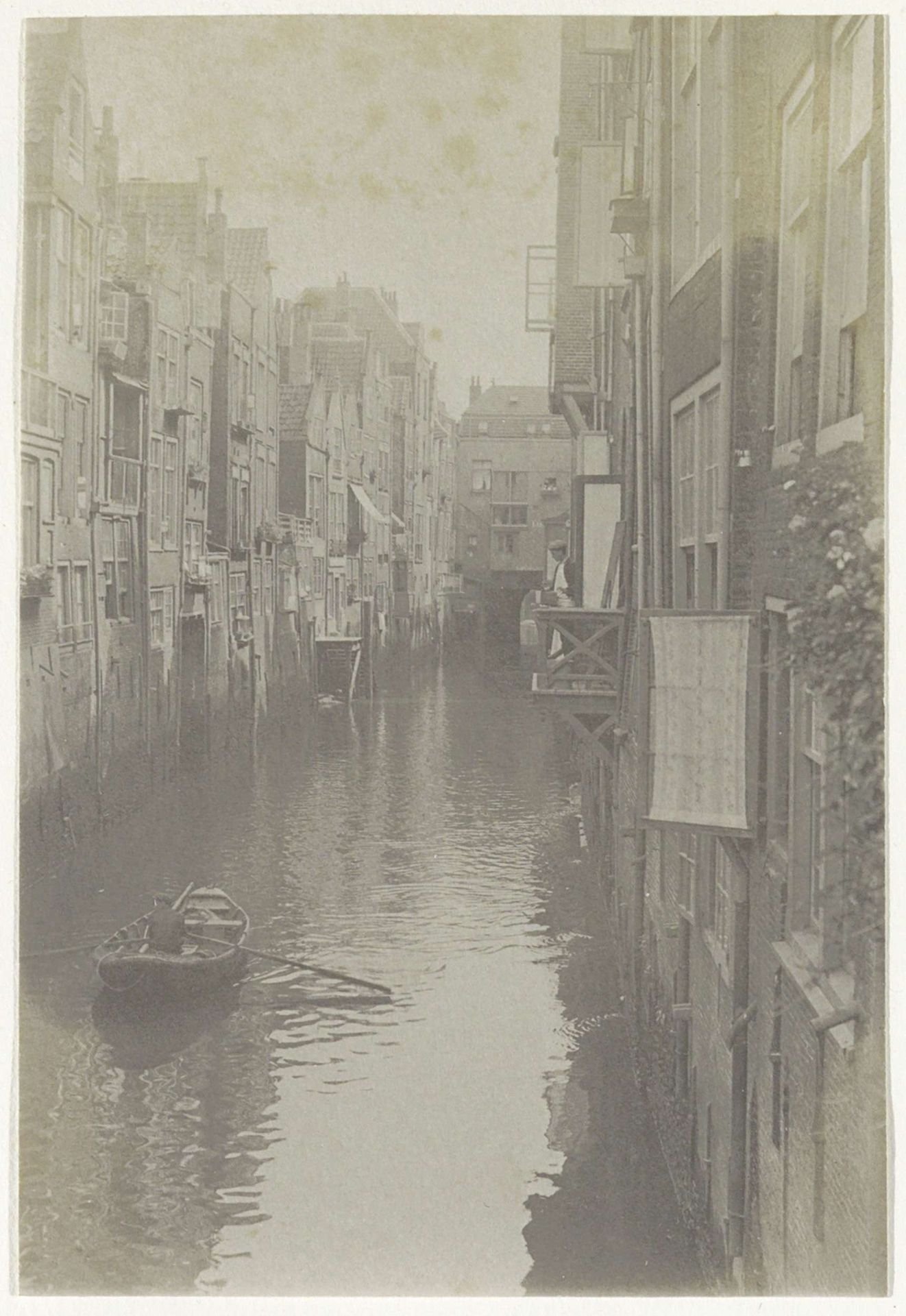 Doorkijk in de Voorstraatshaven in Dordrecht met op de achtergrond de overkluizing van het Scheffersplein by G. Hidderley