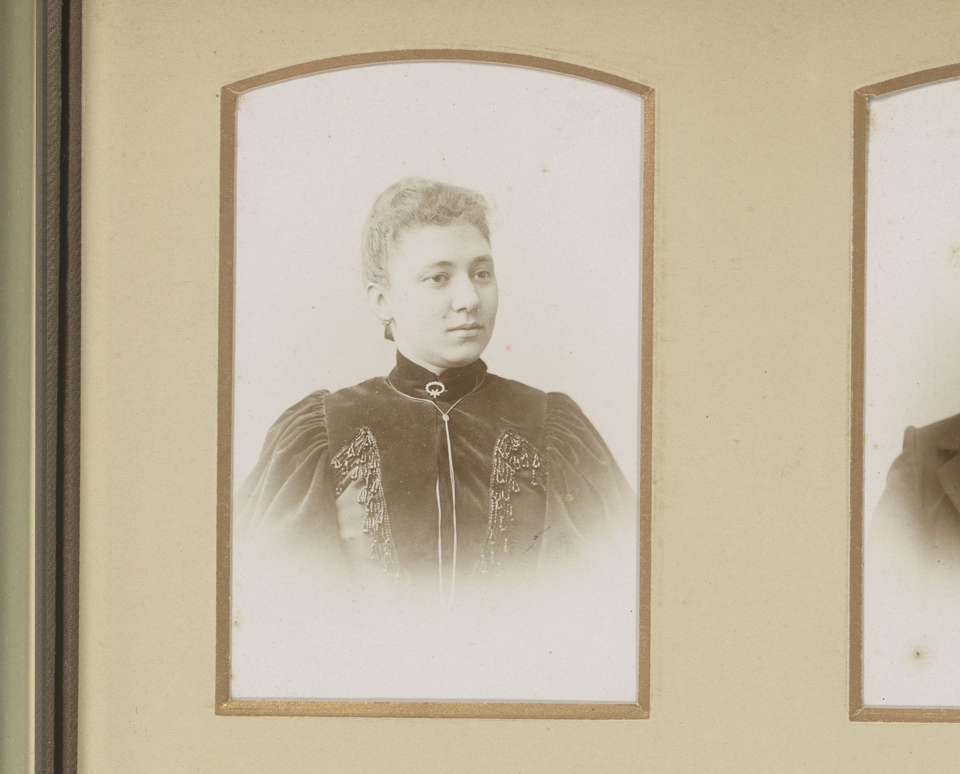 Portret van een jonge vrouw by Albert Greiner