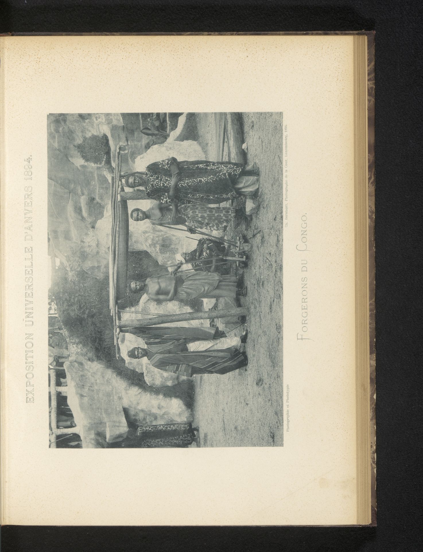 Vijf smeden in een nagebouwd Congolees dorp op de Wereldtentoonstelling van Antwerpen in 1894 by Charles Bernhoeft