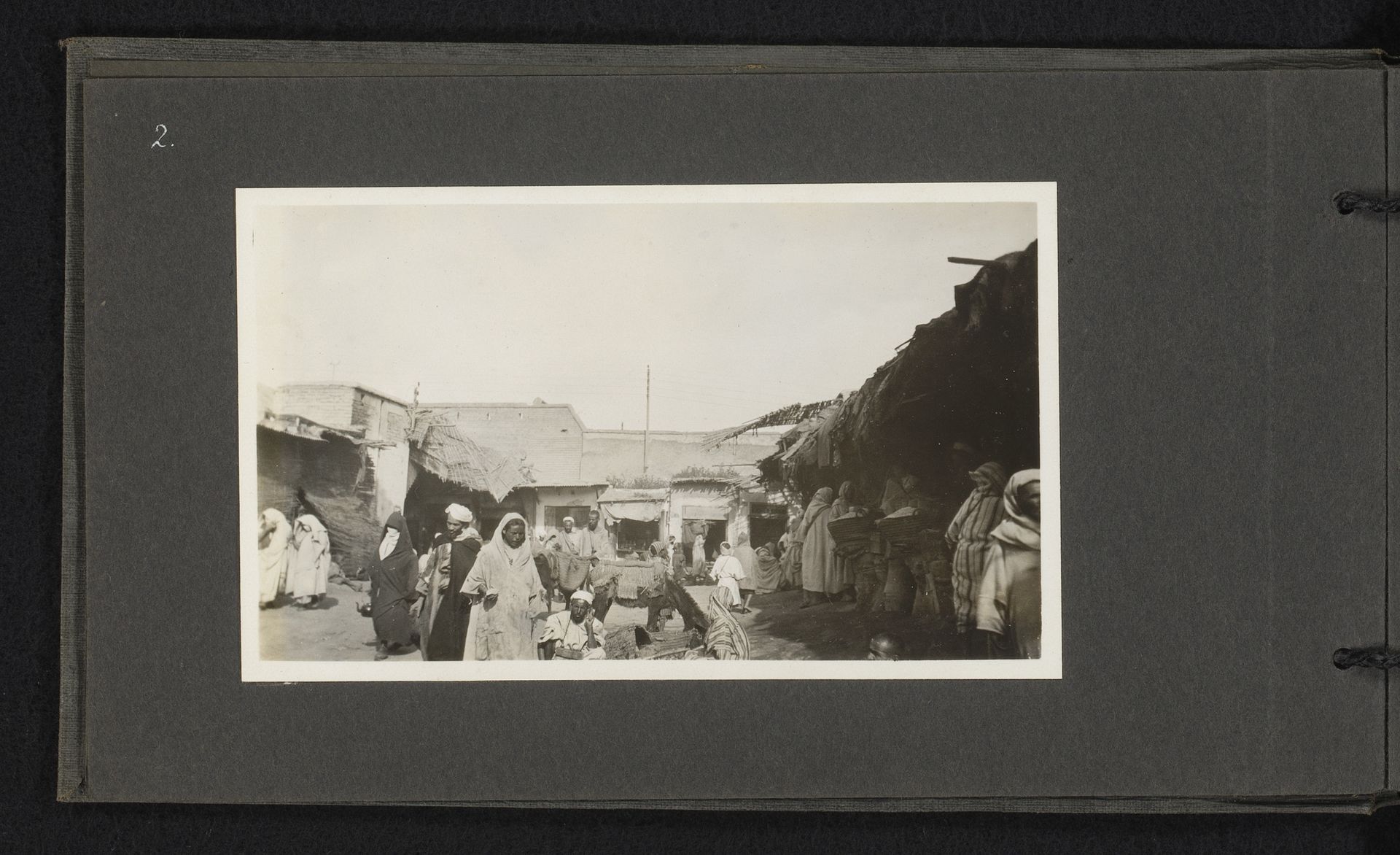 Pleintje met mensen in de Souks van Marrakech by A.G.A. van Eelde