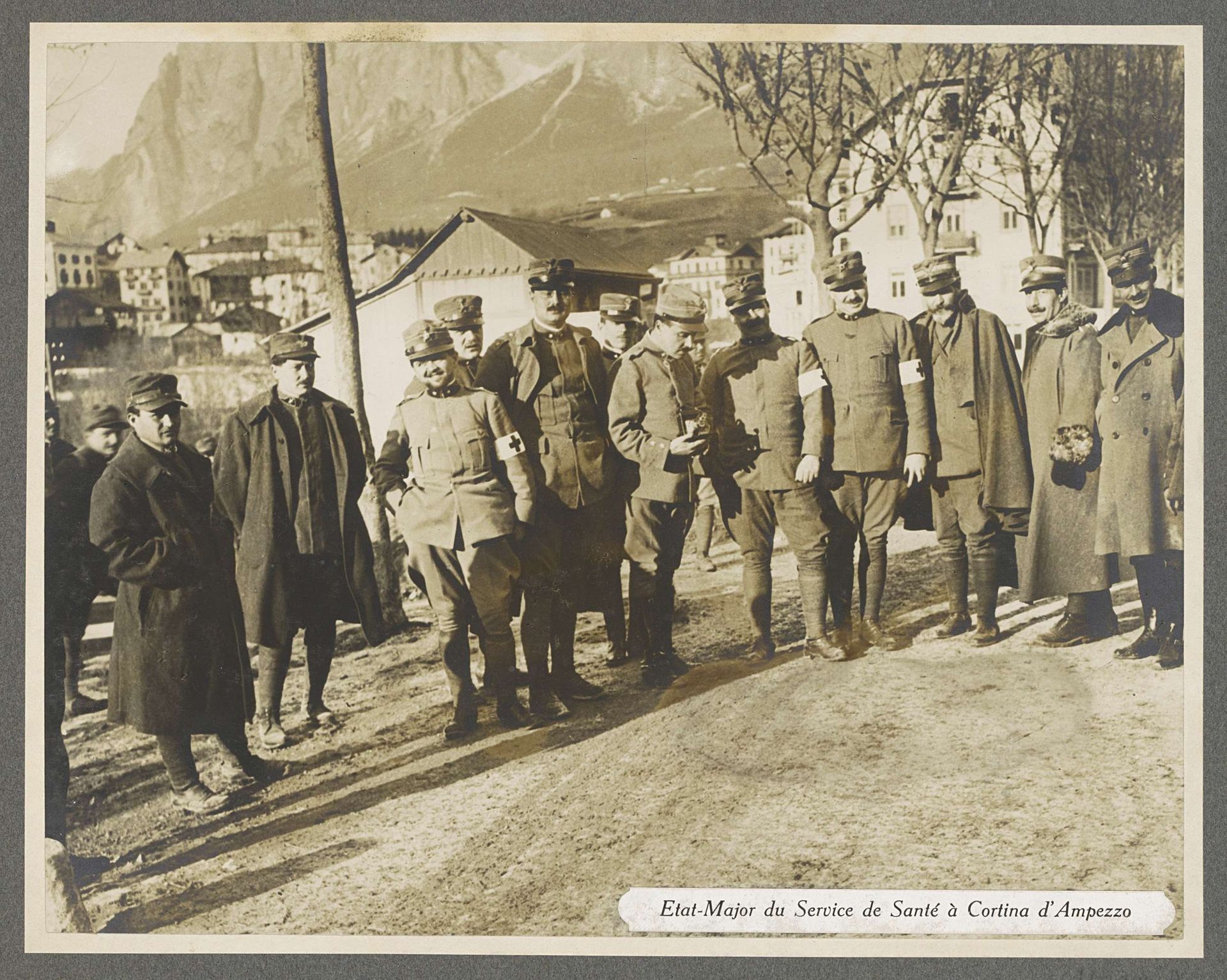 Italiaanse militaire staf van de Medische dienst in Cortina d'Ampezzo by Henri de Rothschild