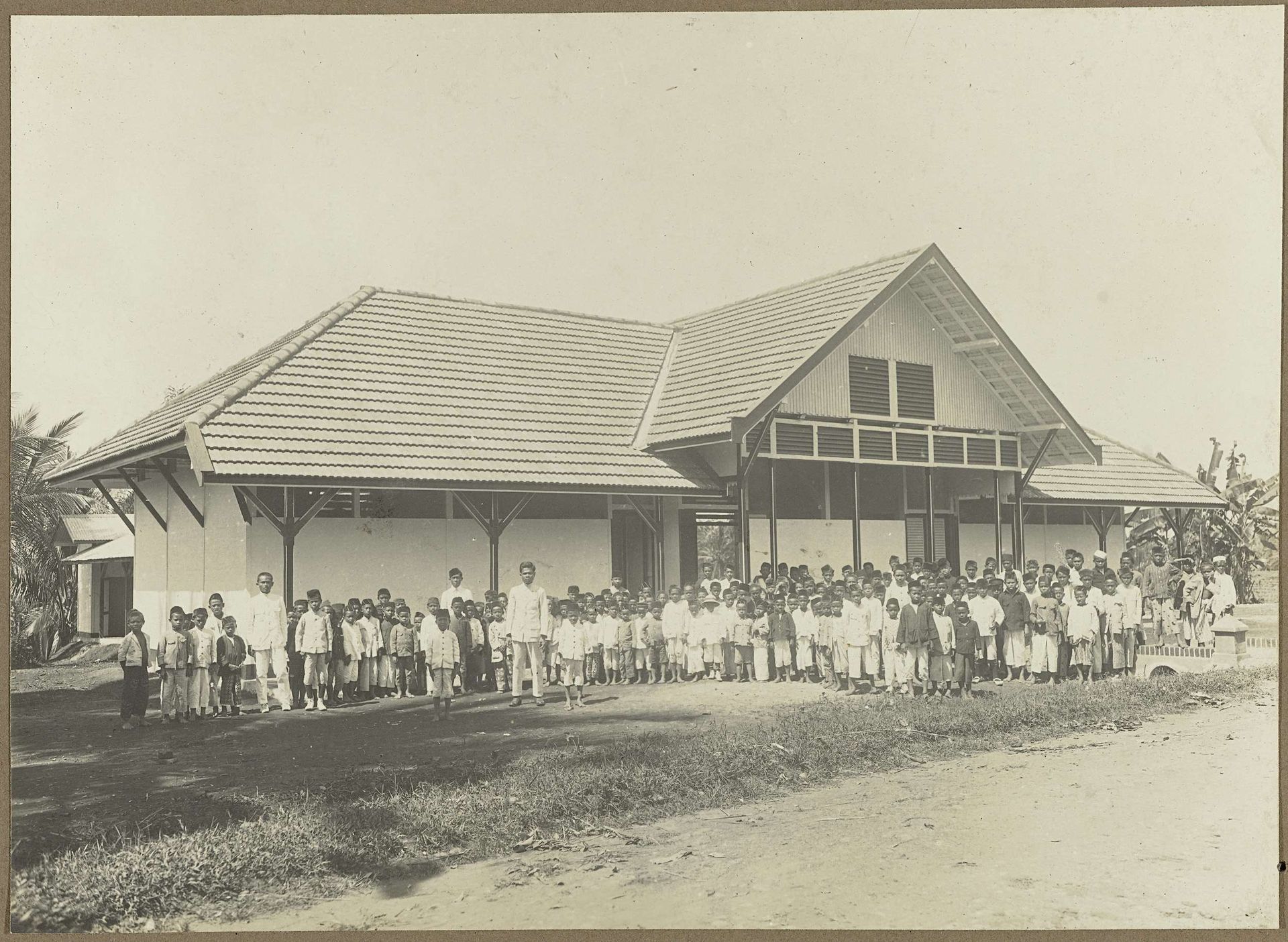 Schoolgebouw met kinderen by Anonymous