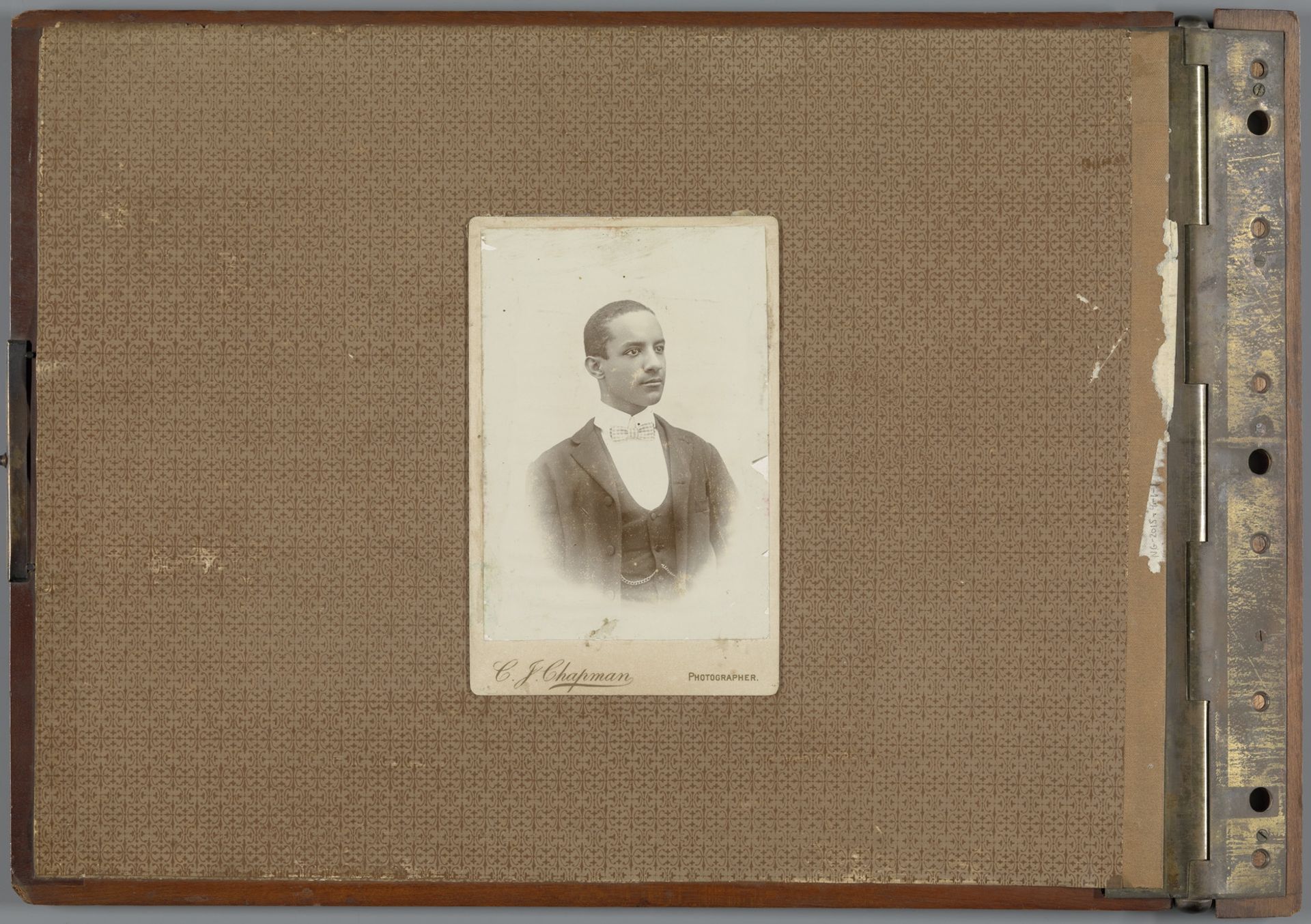 Fotoportret van een gekleurde man, waarschijnlijk Charles Douglas. by C.J. Chapman