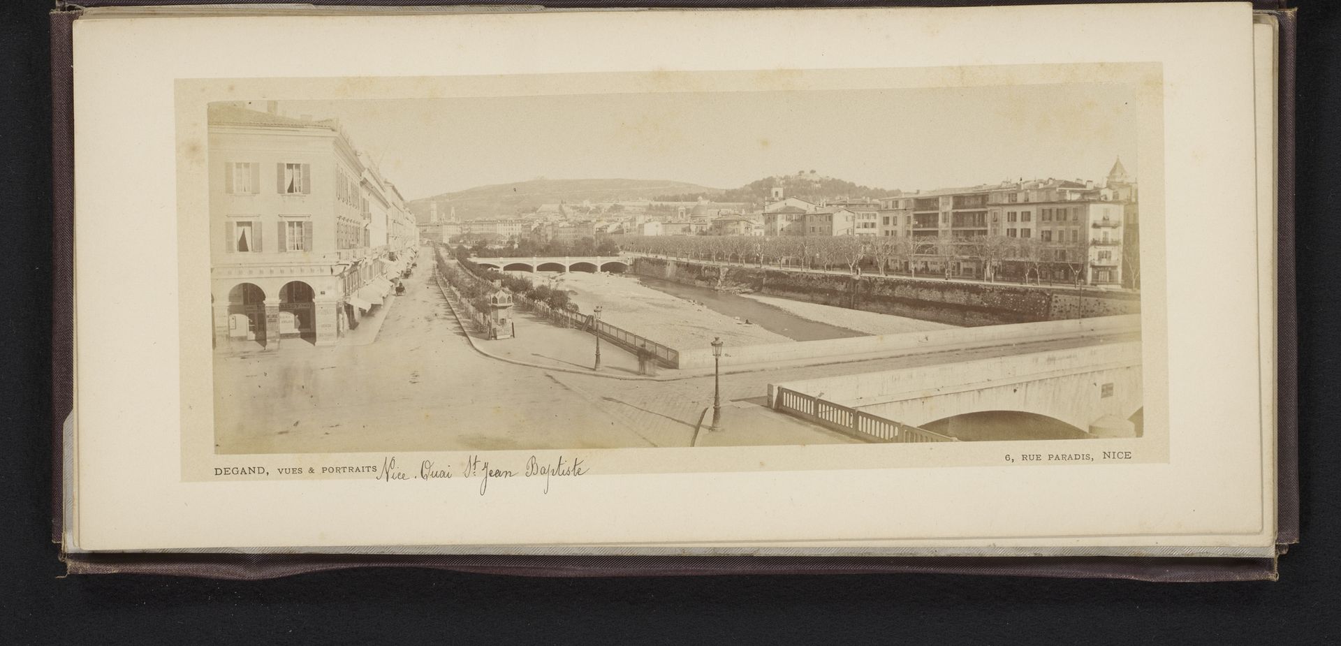 Gezicht op bruggen en een stroom by Eugène Degand