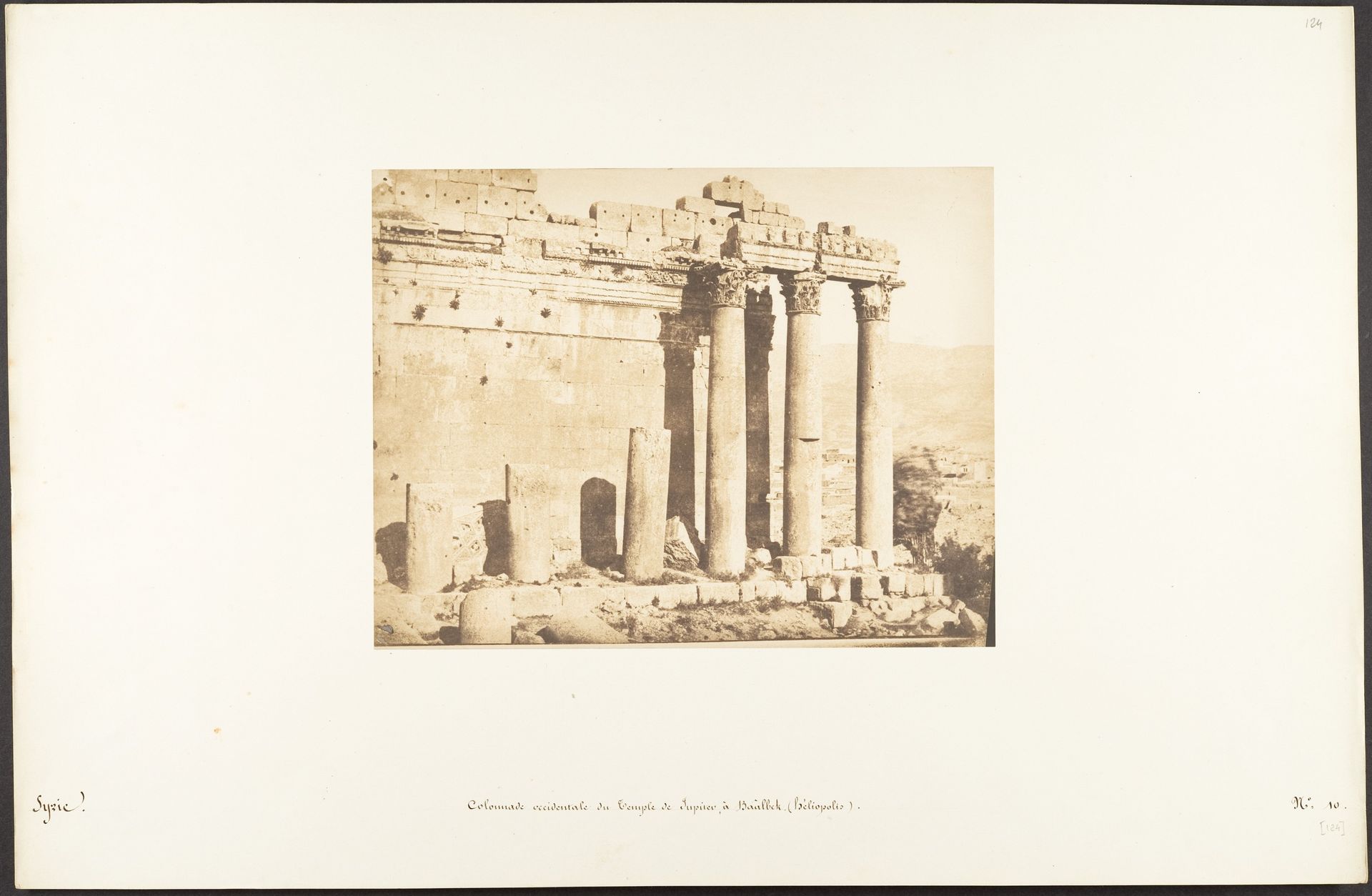 Colonnade occidental du Temple de Jupiter, à Baâlbek (Héliopolis) by Maxime Du Camp