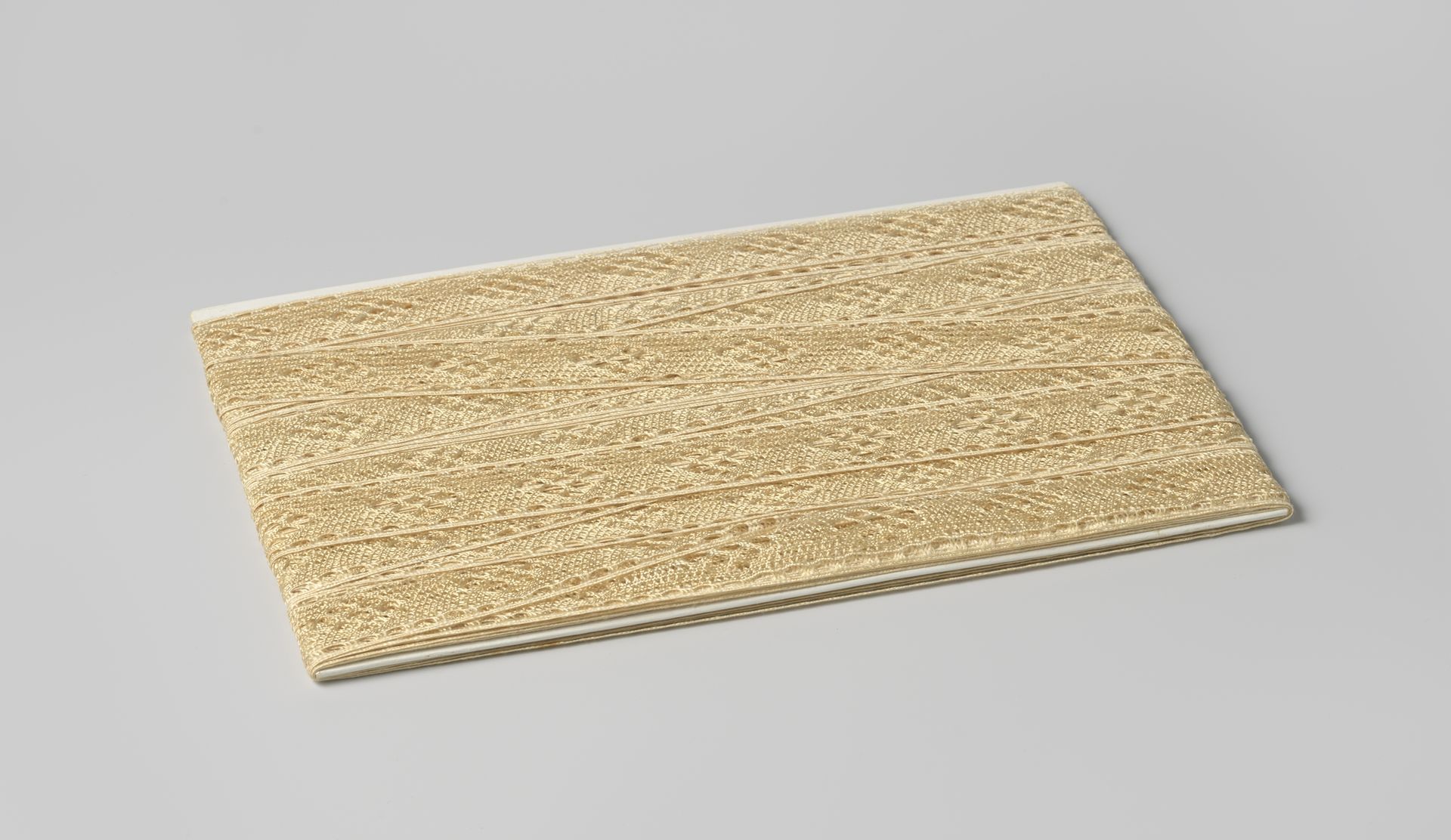 Tussenzetsel van roomwitte glanzende machinale kant, op karton by Gustav Schnitzler