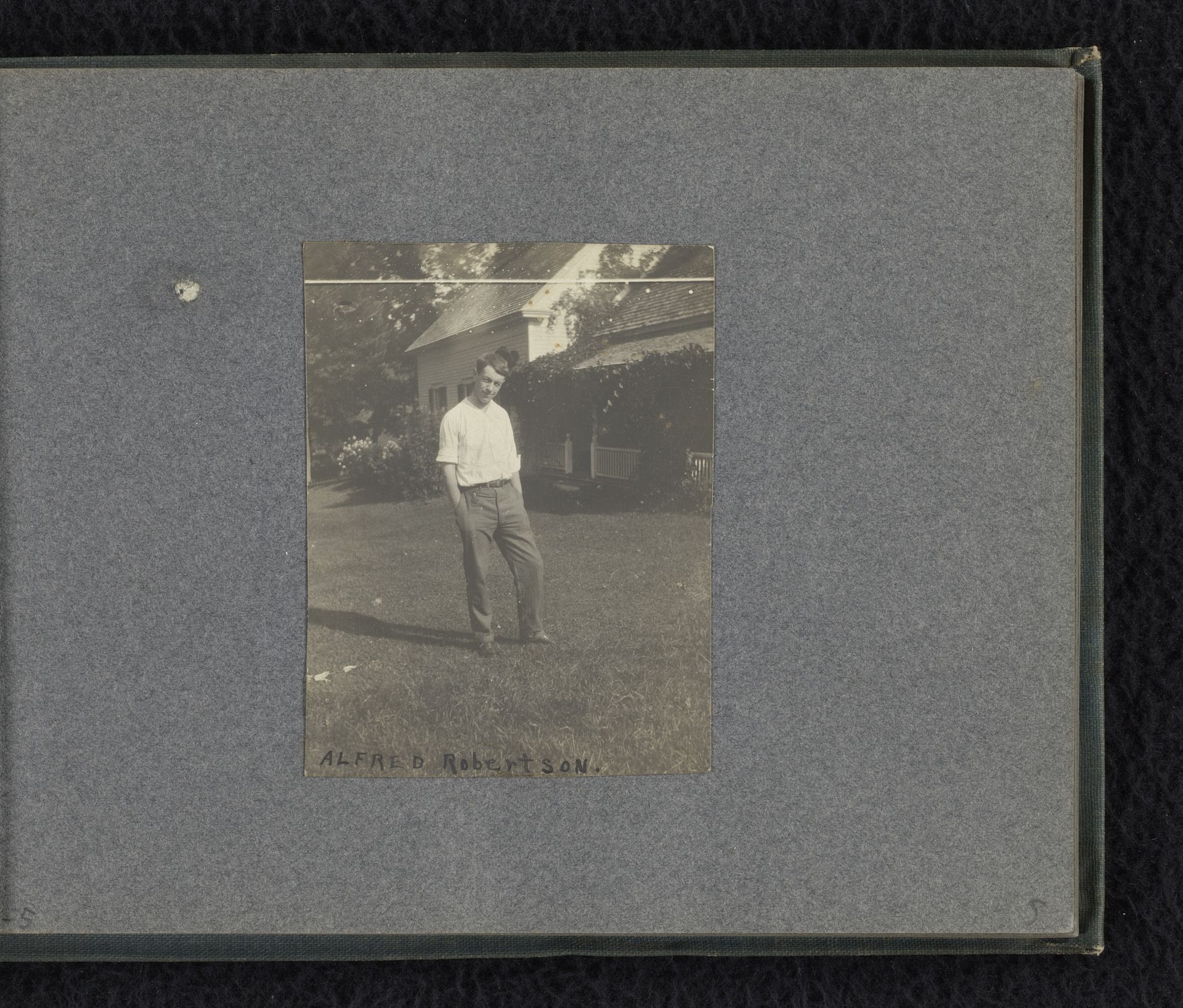 Portret van Alfred Robertson in een tuin by Anonymous