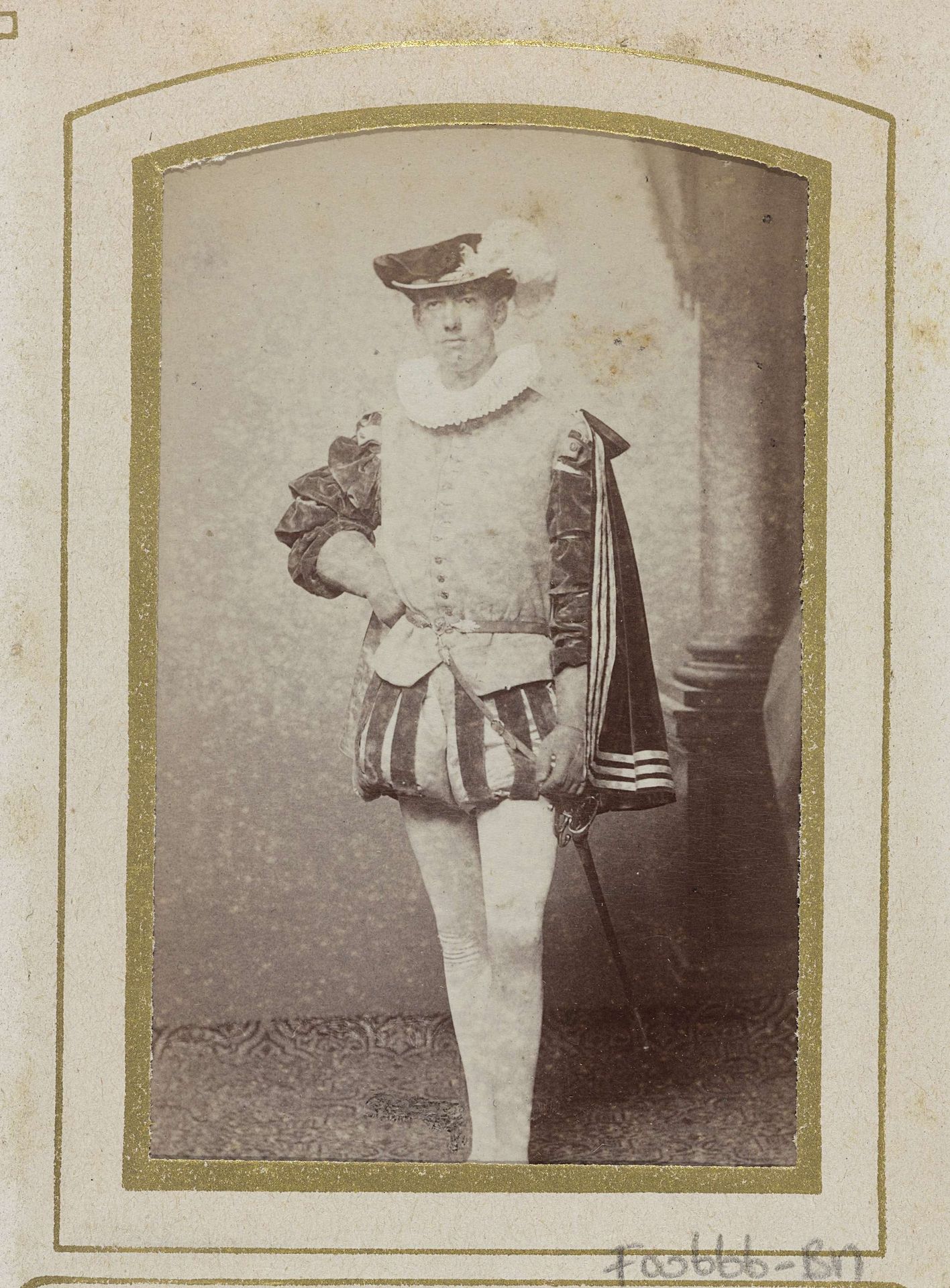 Portret van een jonge man in kostuum met degen, aangeduid als J.A.E. Rhede van der Kloot by Jan Goedeljee
