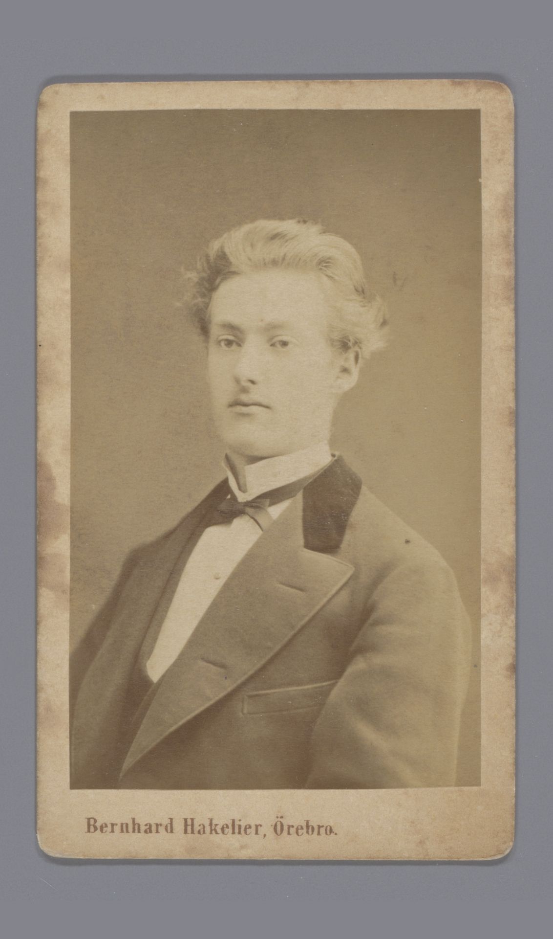 Portret van een onbekende jongeman by Bernhard Hakelier