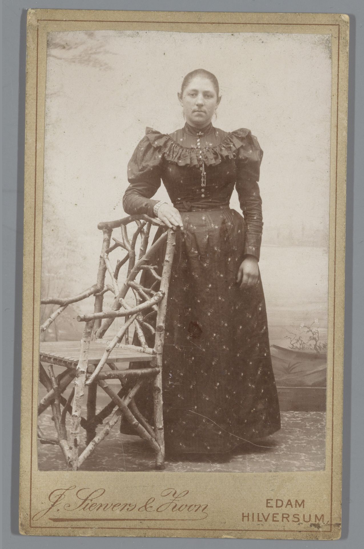 Portret van een onbekende vrouw, staande naast een stoel by J. Siewers & Zoon