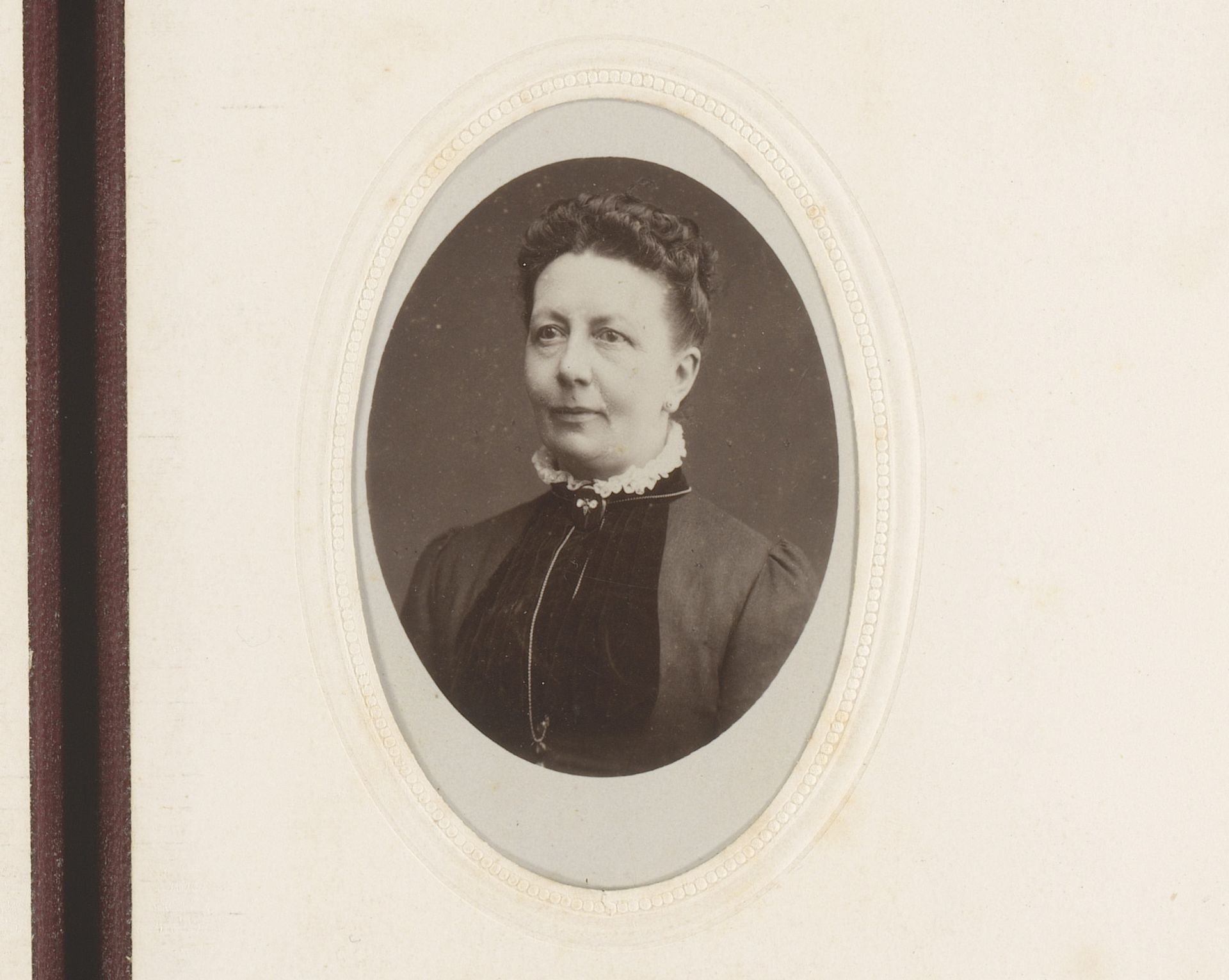 Portret van een vrouw by De Lavieter & Co.
