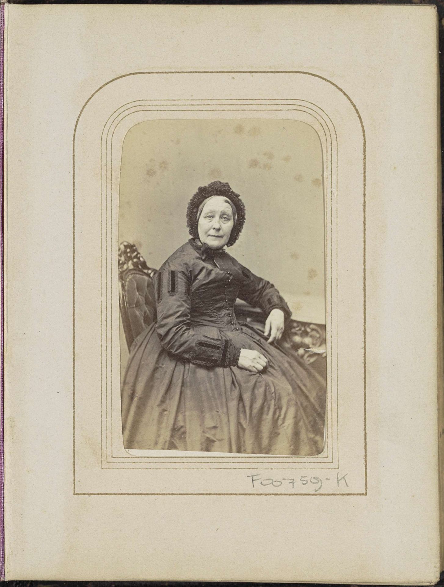 Portret van een vrouw met een kap by Albert Greiner
