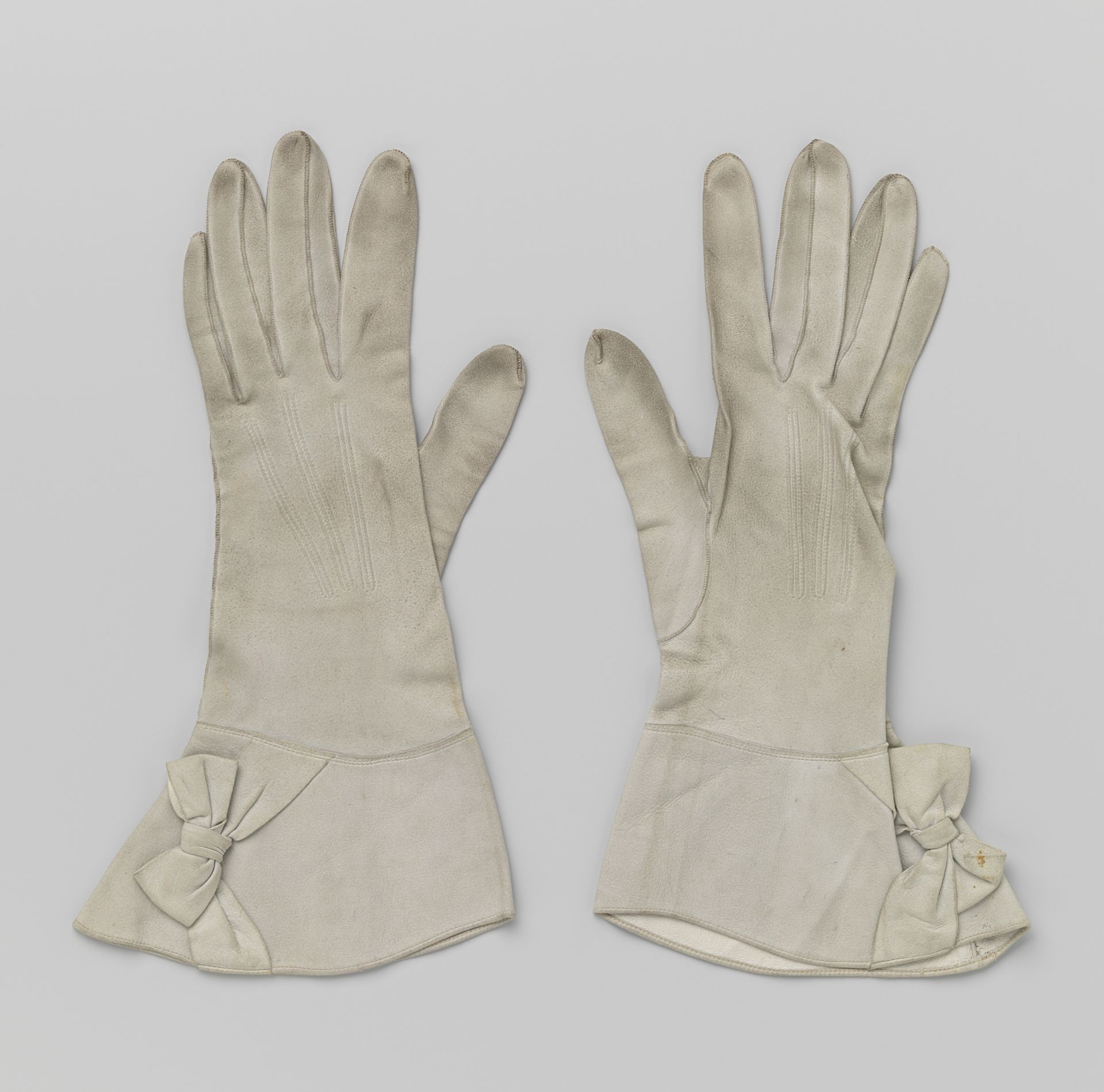 Handschoen van grijze suède, met kappen met een suède strik by Maison de Bonneterie