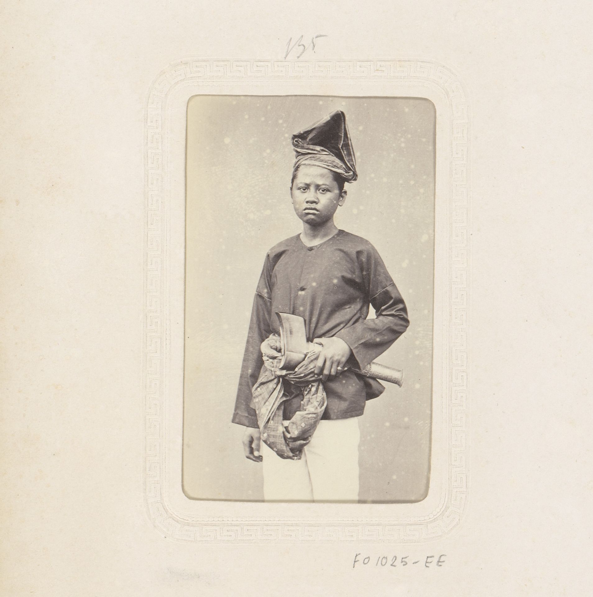 Portret van een Indonesische jongen met bijl by Woodbury & Page