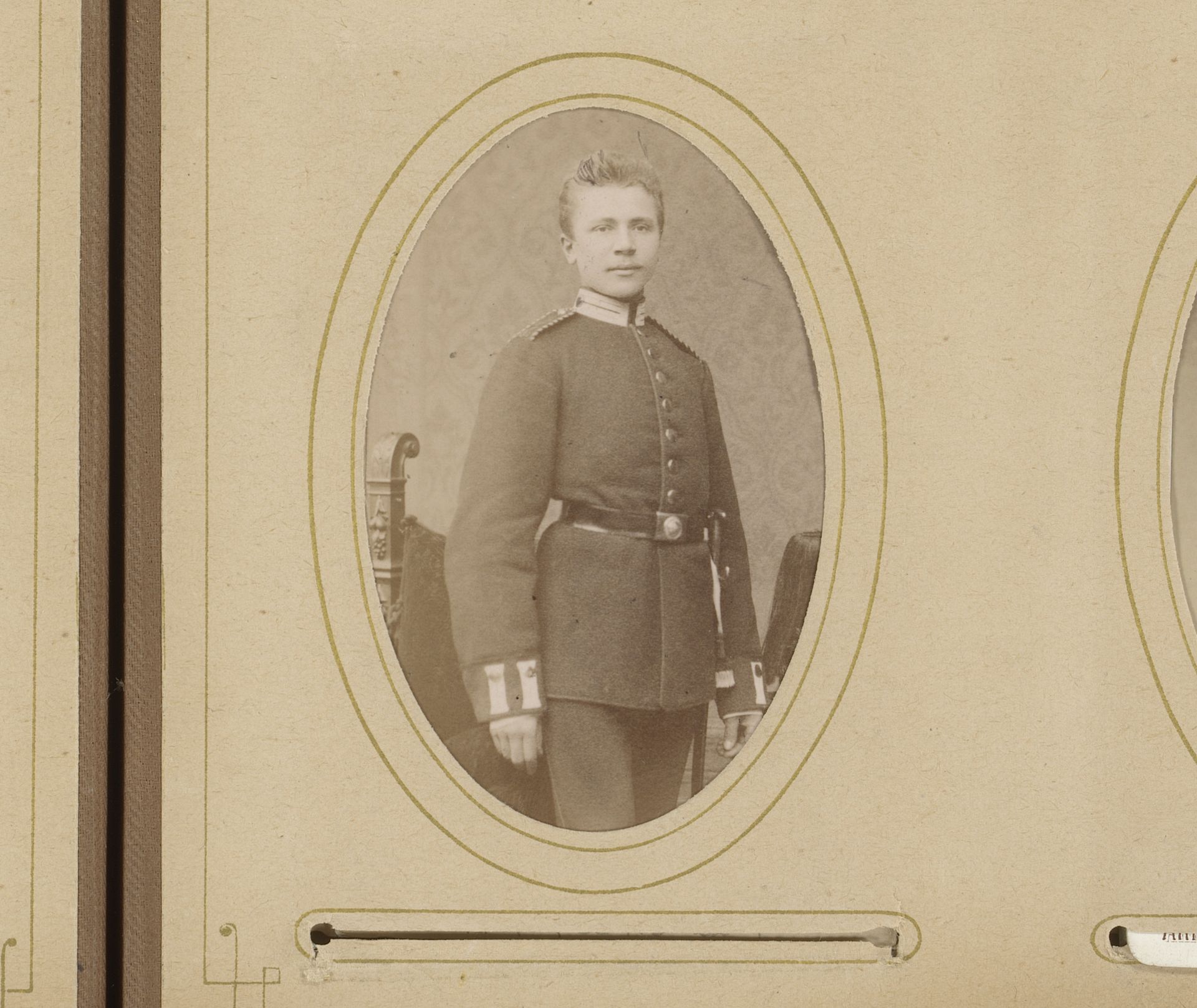 Portret van een staande jonge man in uniform by Julius Grusche