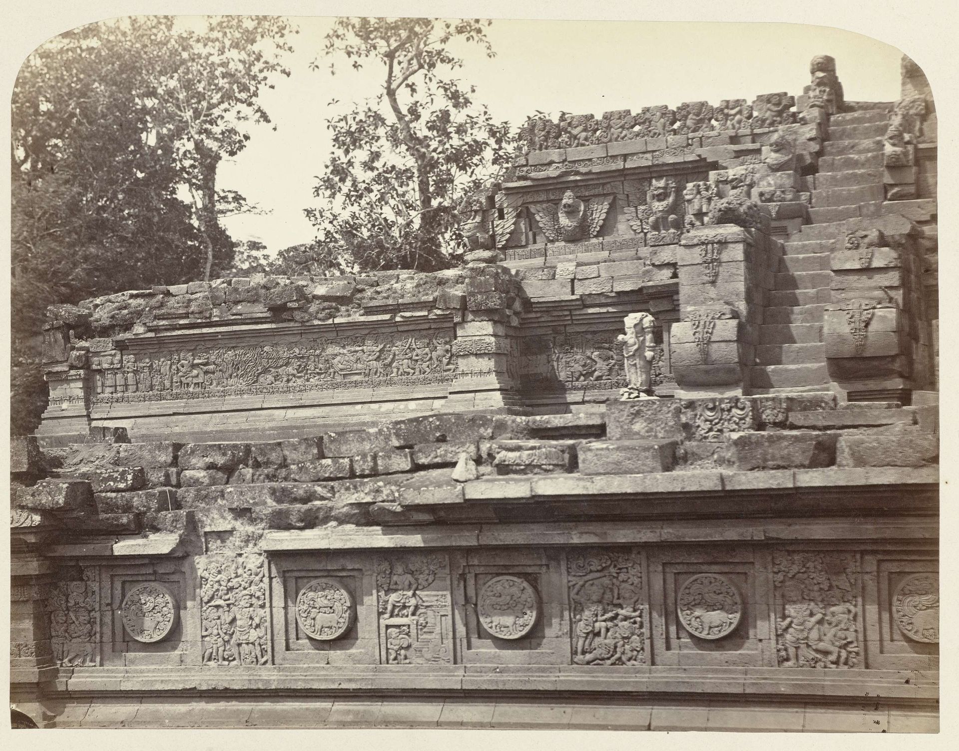 Het bovenste gedeelte van Candi Panataran en de trap gezien vanaf de westzijde. by Isidore Kinsbergen