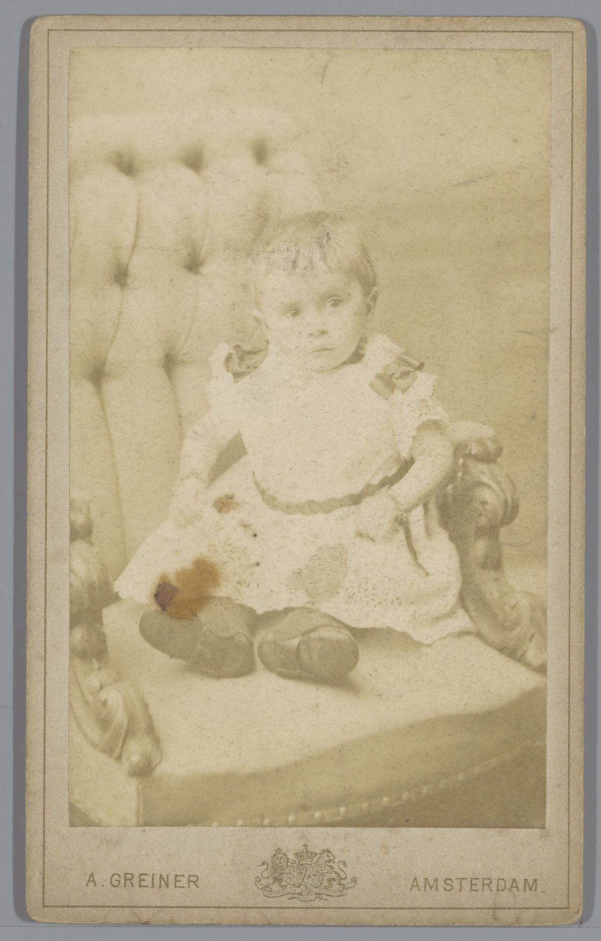 Portret van een onbekende baby op een stoel by Albert Greiner