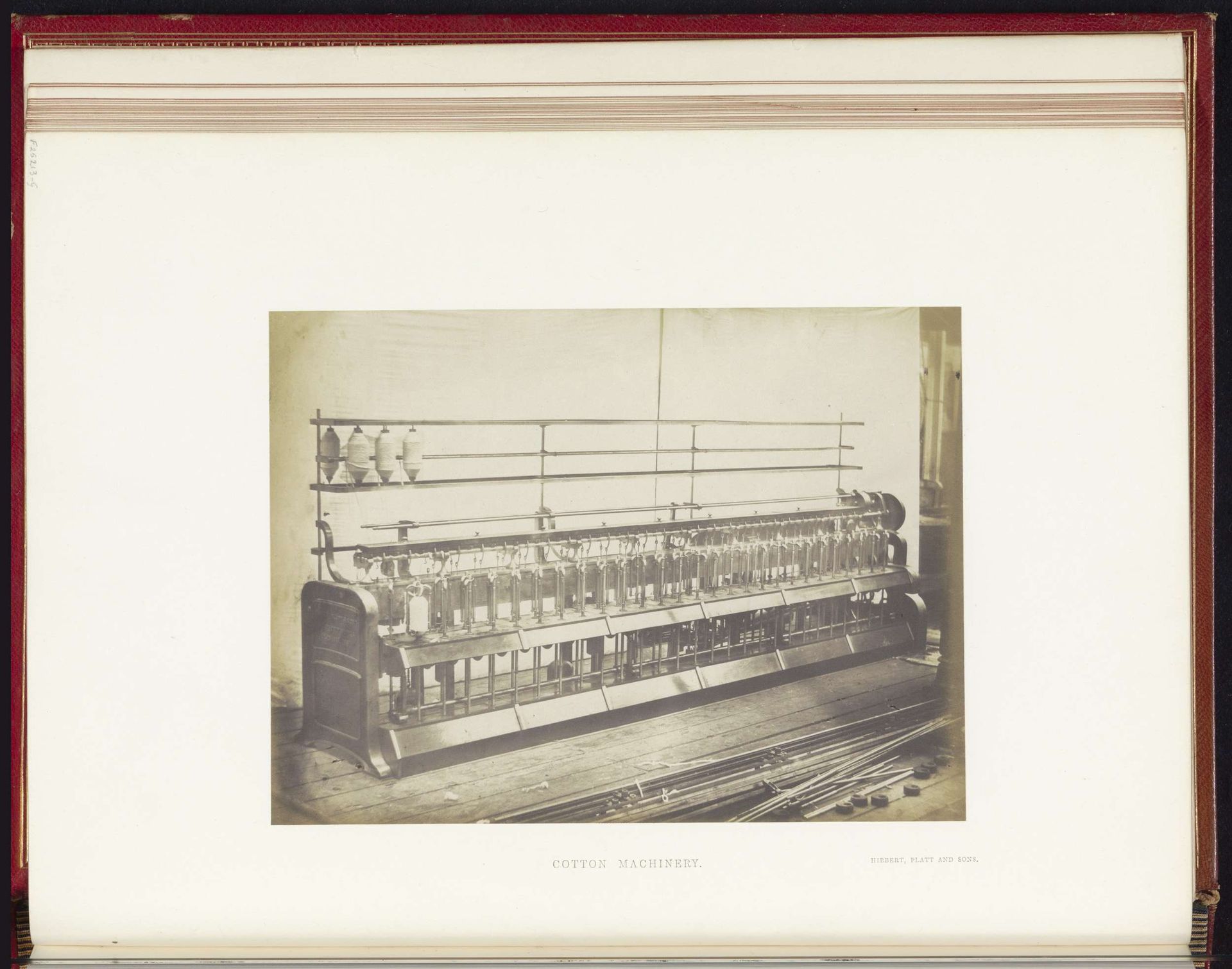 Katoenmachine van Hibbert, Platt and Sons op de Great Exhibition of the Works of Industry of All Nations van 1851 in het Crystal Palace in Londen by C.M. Ferrier & F. von Martens