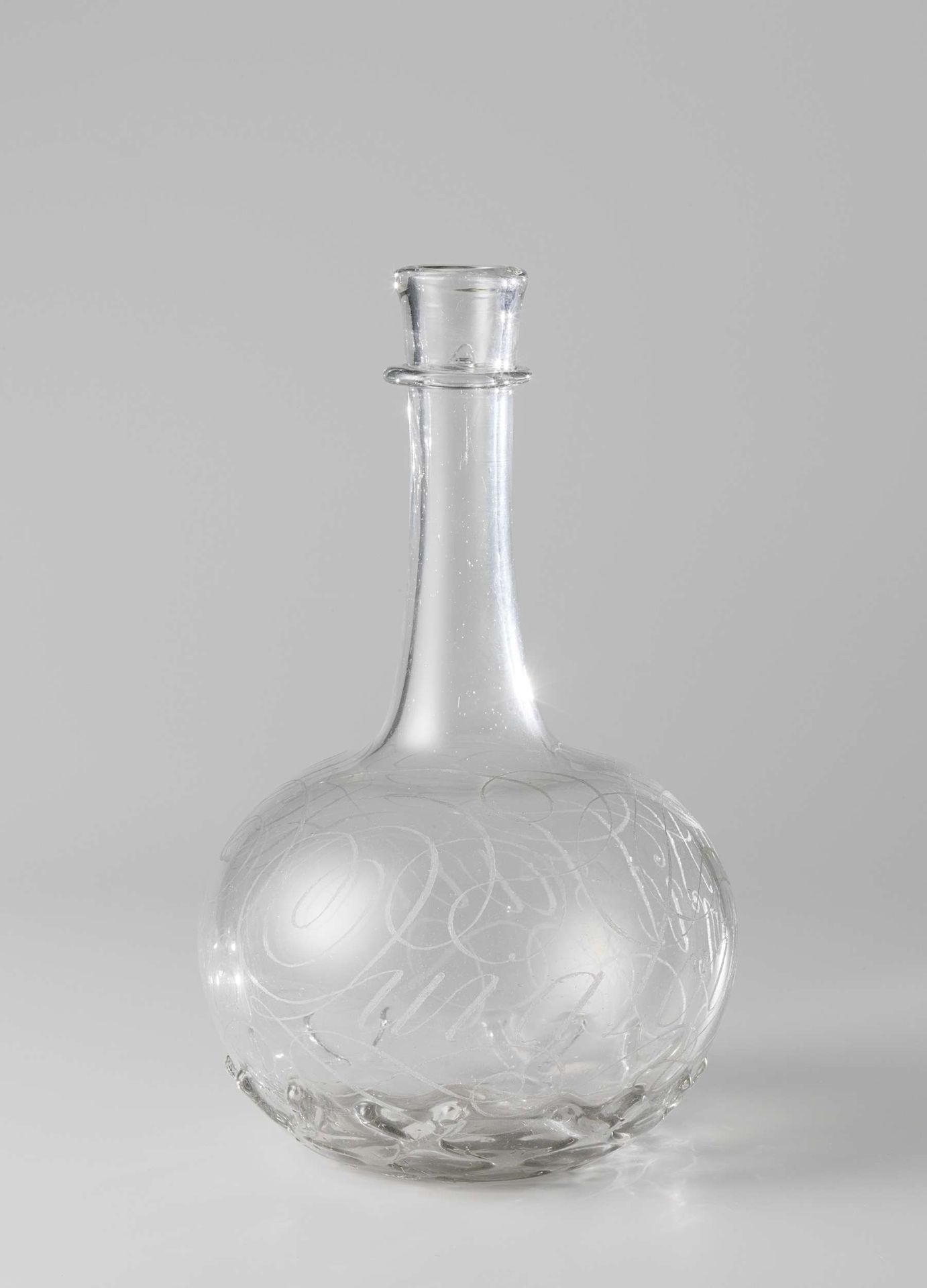 Fles met het opschrift: Qui a loisir, il fait panier by Anonymous