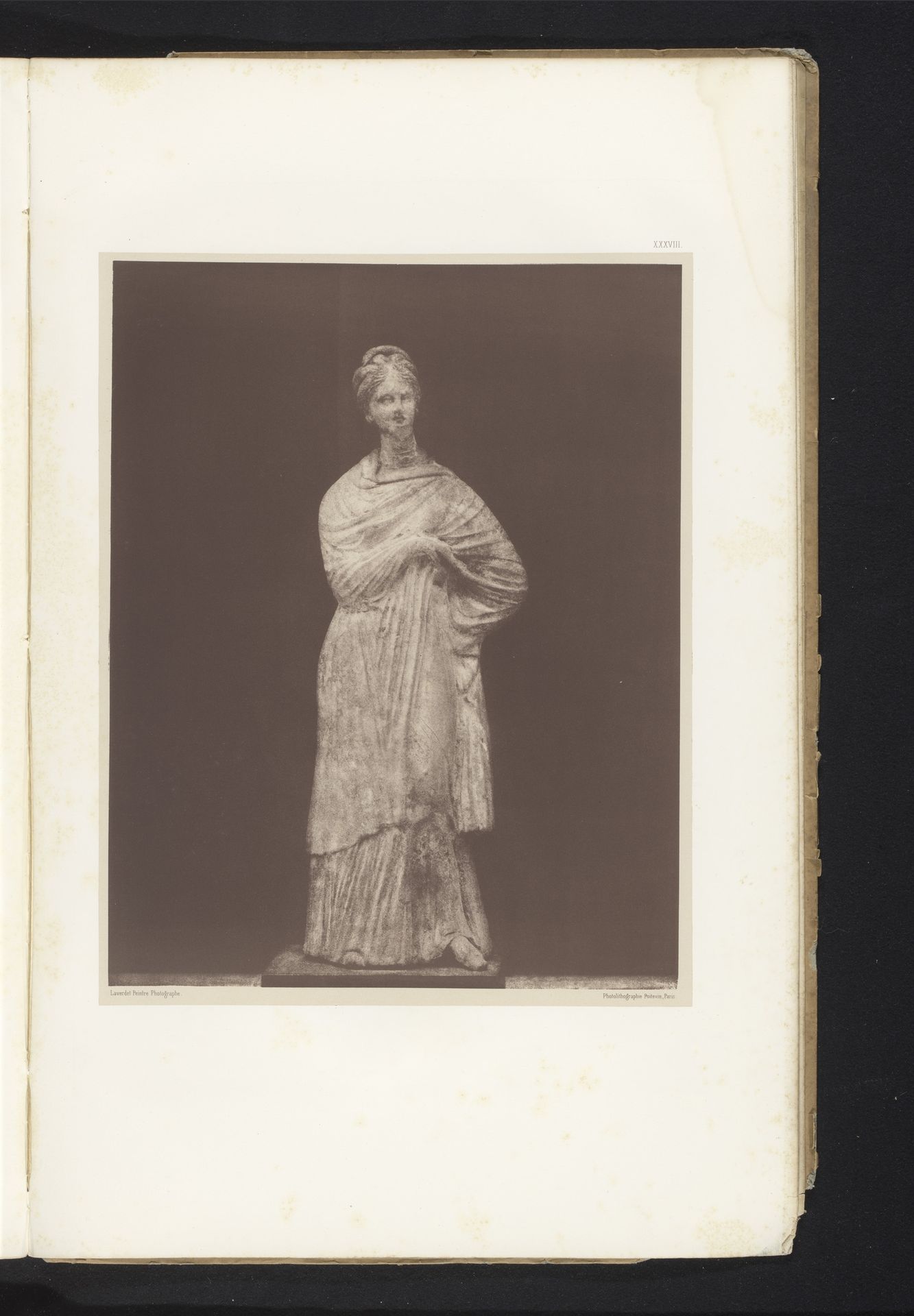 Terracotta sculptuur van een muze by Marcel Gustave Laverdet