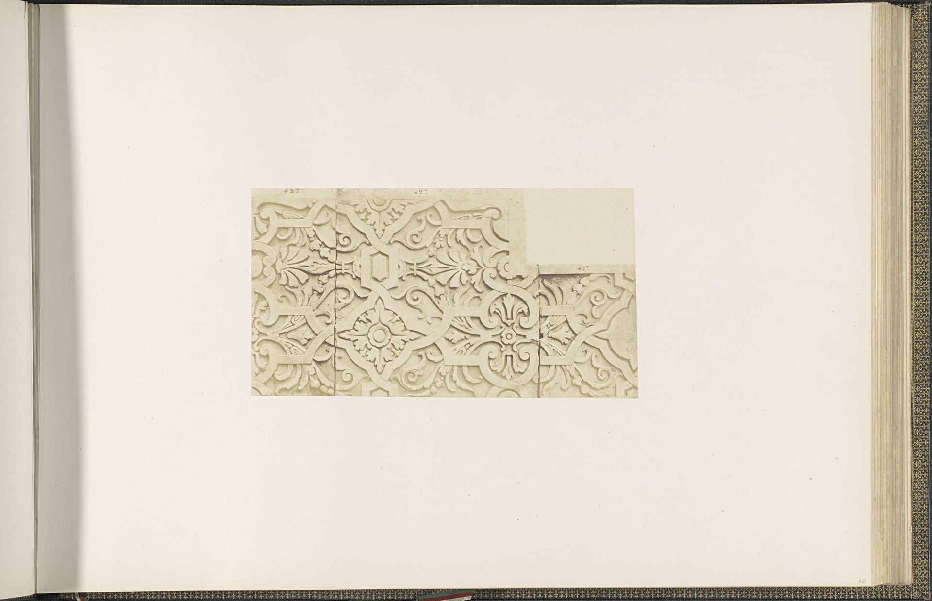 Gipsmodel voor gevelversiering op de Bibliothèque Impériale van het Palais du Louvre by Edouard Baldus