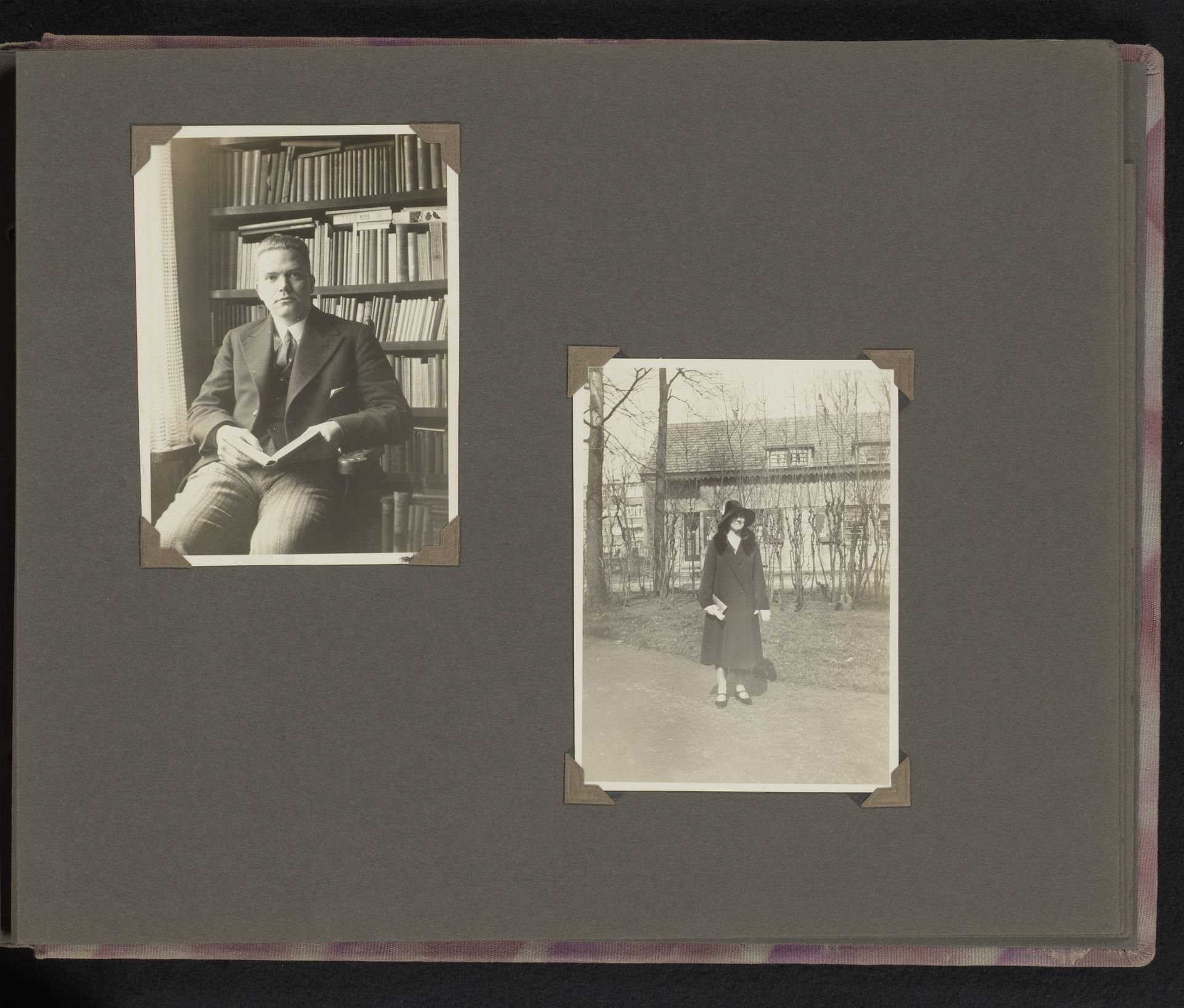 Portret van Herman Besselaar met een boek in de hand en een portret van Berti Hoppe op straat by Berti Hoppe