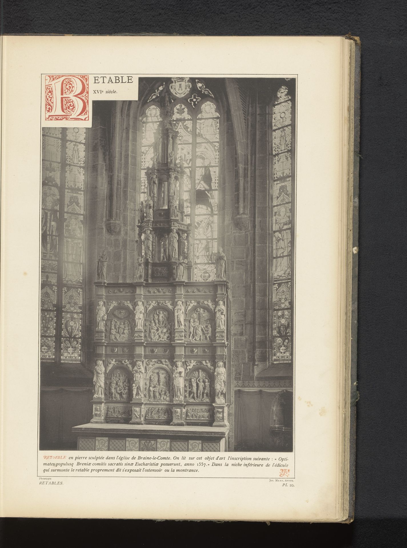 Altaarstuk van steen in de Sint-Gorikskerk in Braine-le-Comte, België by Anonymous