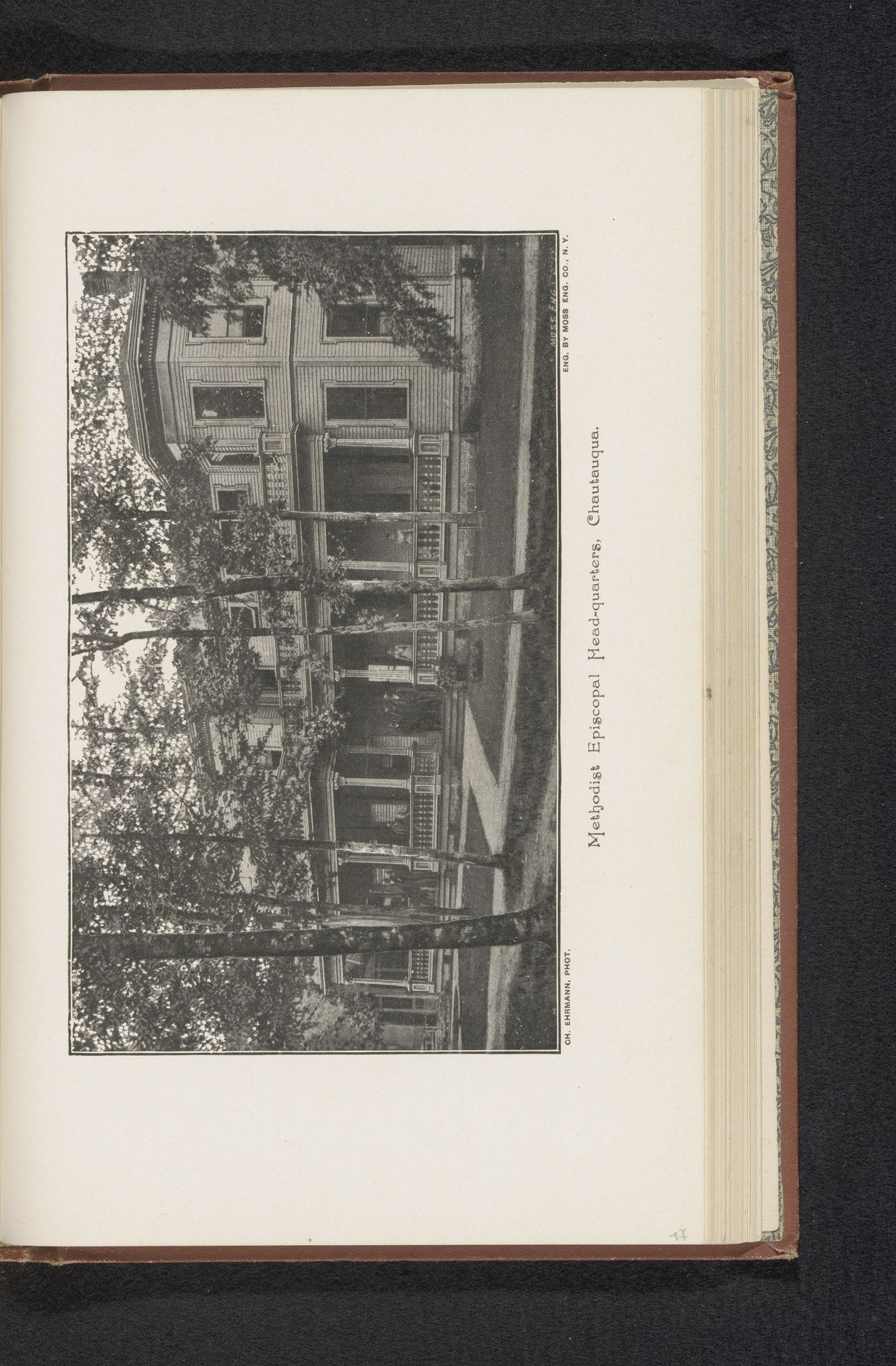 Gezicht op het hoofdkwartier van de methodistische bisschoppelijke kerk in Chautauqau, New York by Ch. Ehrmann