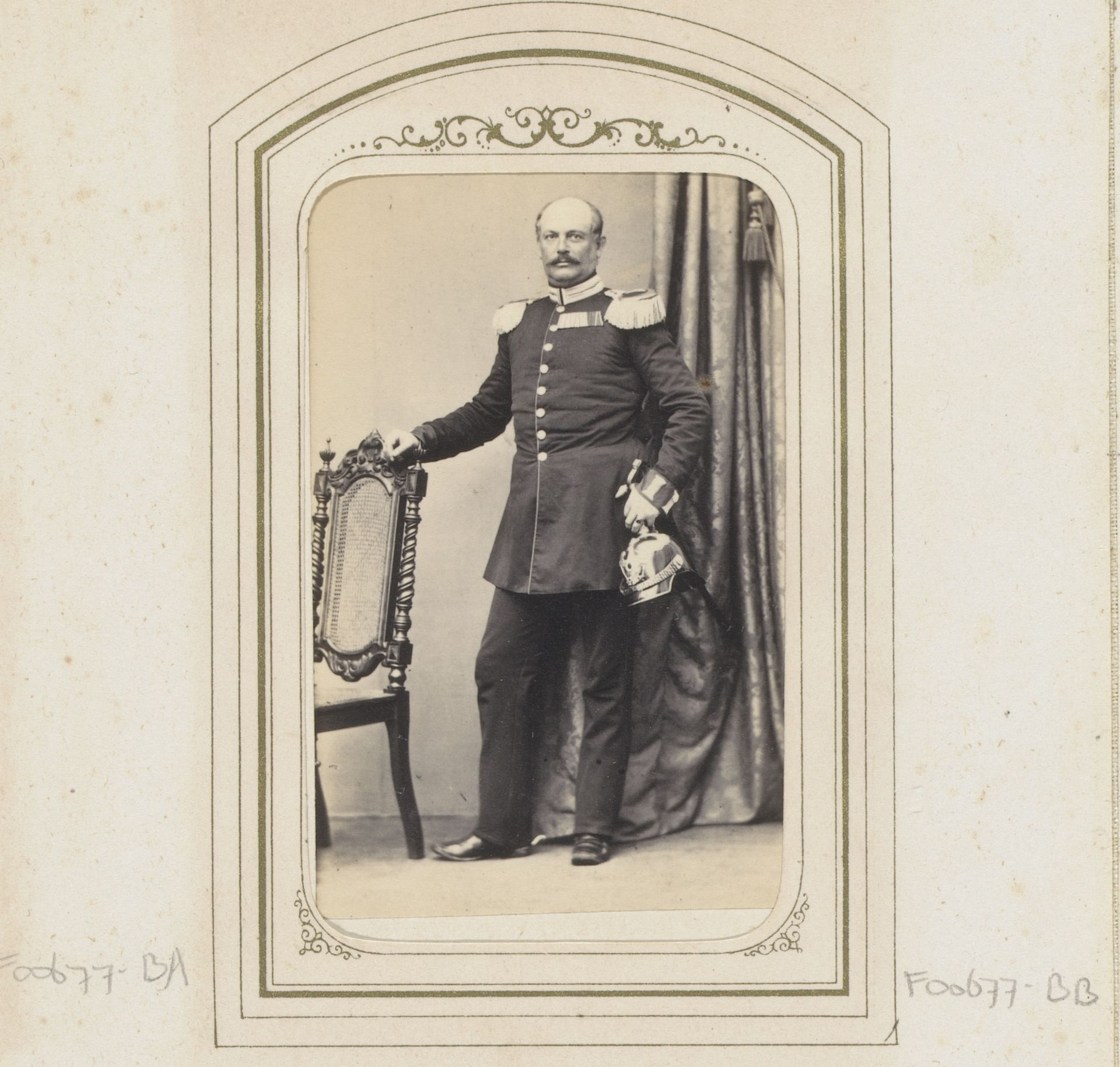 Portret van een onbekende man in militair kostuum met insignes by Albert Grundner