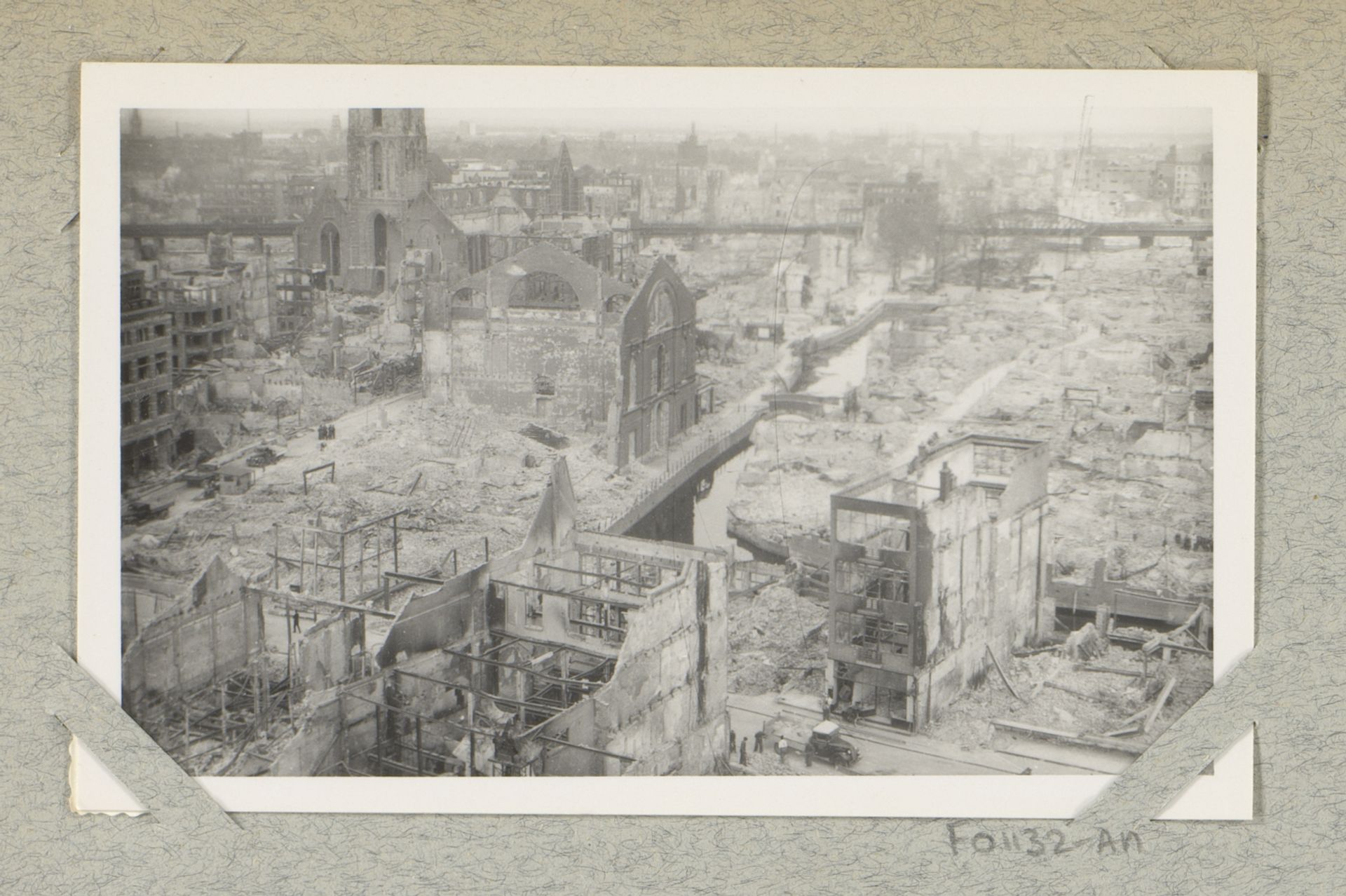 Ruïnes bij de Korte Hoogstraat en het Steiger te Rotterdam by J. Nolte