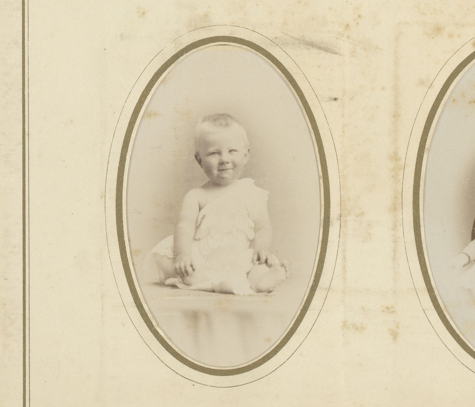 Portret van een zittende baby by Willem Bernard Bekkering