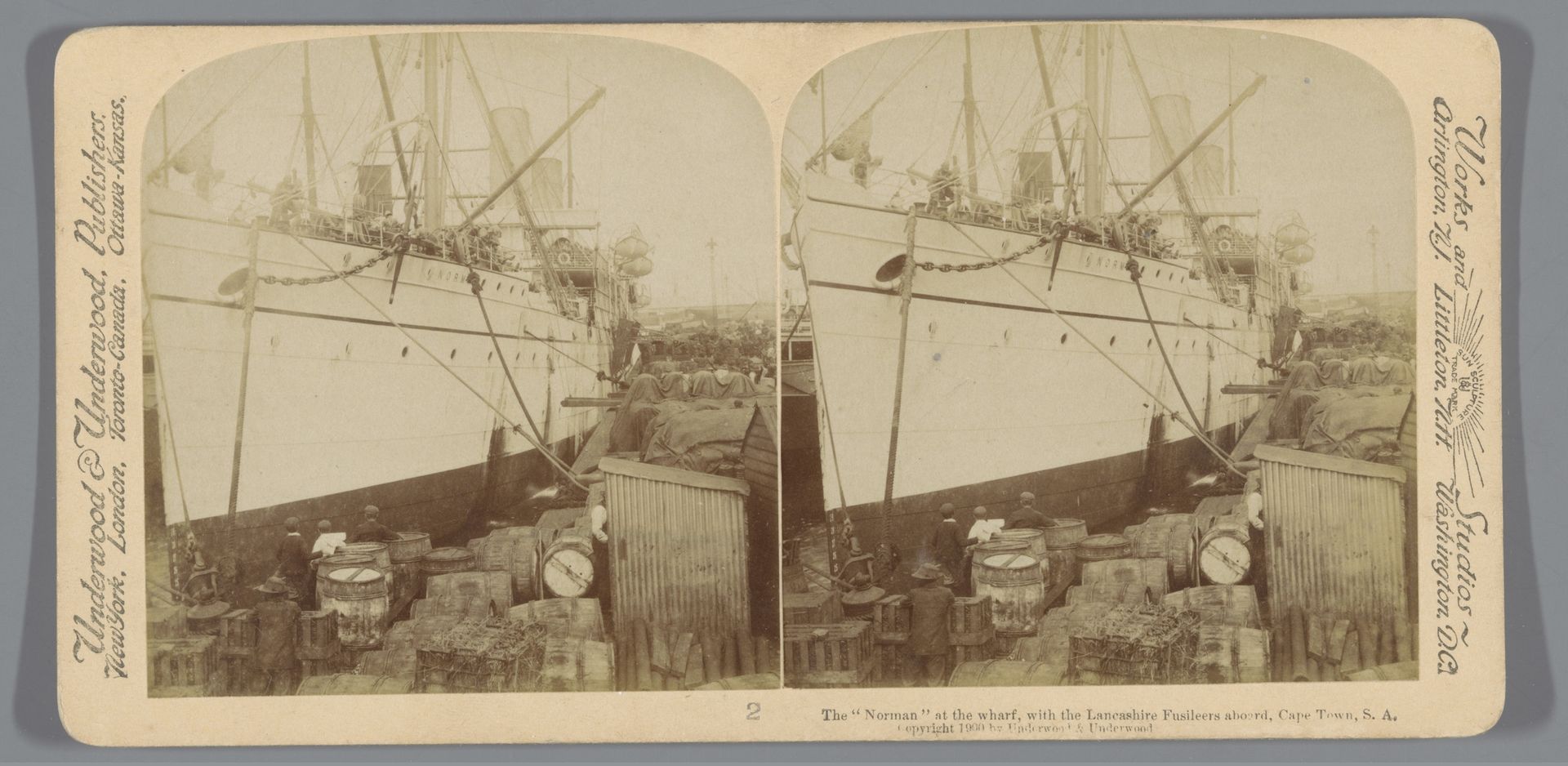 Gezicht op het schip de Norman in de werf te Kaapstad met aan boord de Lancashire Fusiliers by Anonymous