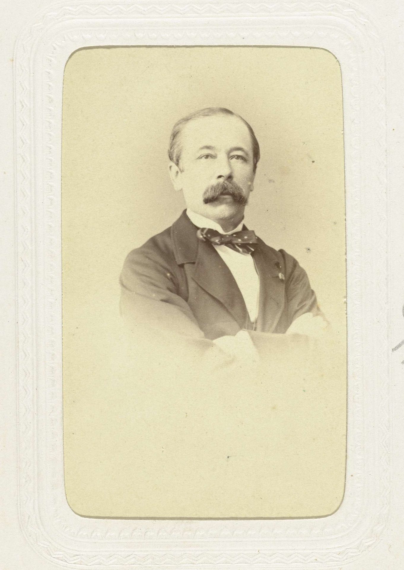 Studioportret van een man met een snor, gekleed in een donker pak by Abdullah Frères
