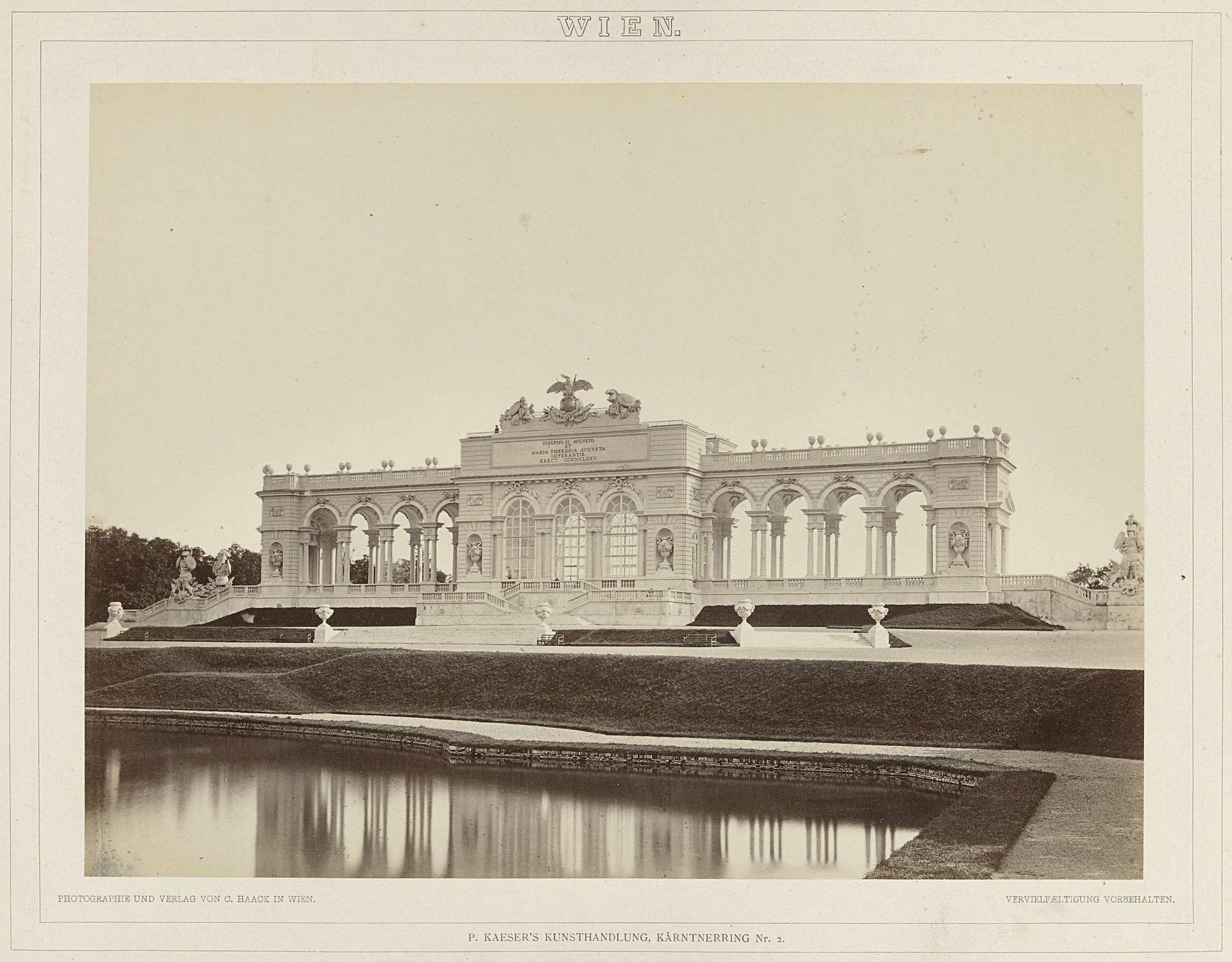 Gezicht op de Gloriette in de tuin van paleis Schönbrunn in Wenen, Oostenrijk by Carl Haack