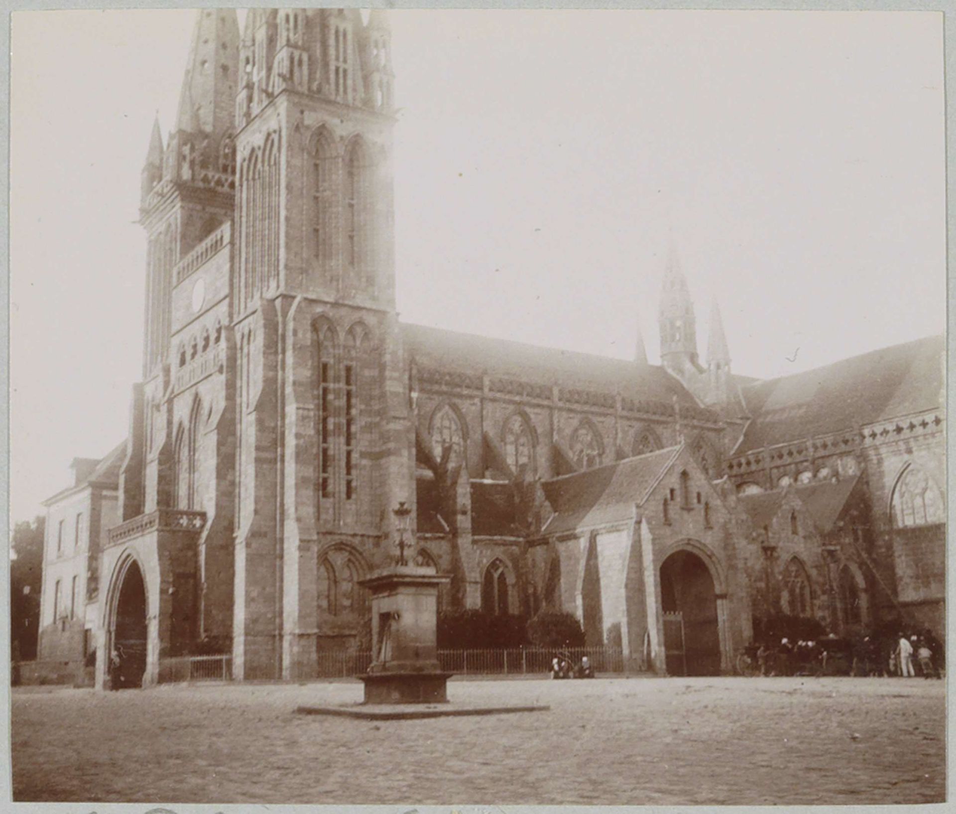 Gezicht op de kathedraal Saint-Paul-Aurélien in Saint-Pol-de-Léon by Delizy