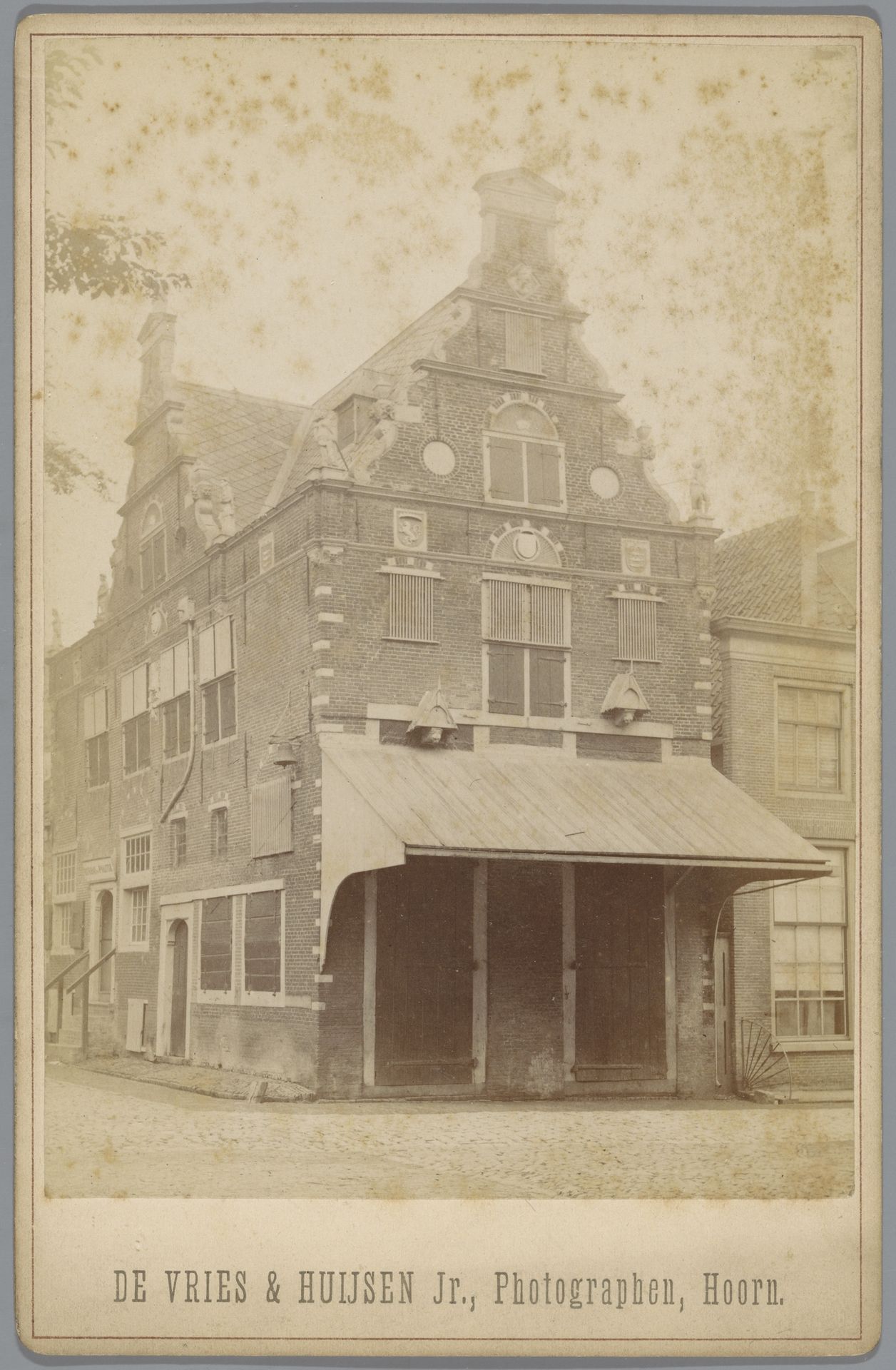 Gezicht op het waaggebouw in Enkhuizen by De Vries & Huijsen jr.